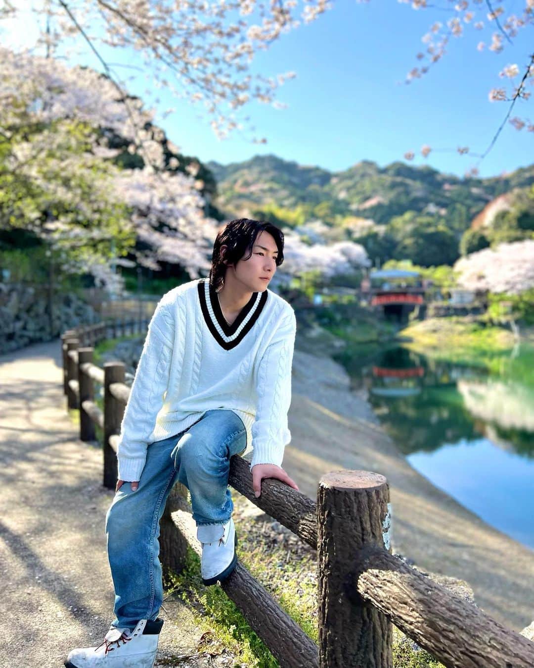 ジョーブログさんのインスタグラム写真 - (ジョーブログInstagram)「春が来たなあ。桜が綺麗で、桜の木の下で皆んなで花見して飯食ってたりしたら日本に生まれて良かったあとしみじみ思うわ。自然から感じれる幸せが四季で色々あるなあ。 そして、4月1日の本日は西成ホルモンレディゴーの2周年です！ レディゴーを愛してくれてる全ての皆さんに感謝です。 ありがとう〜😊 2周年祝いも奮って待っておりまーす🤣 こっからも西成通して楽しんでいきまーす！ 今後ともみんなほんまよろしくな👍」4月1日 21時04分 - joeanddream