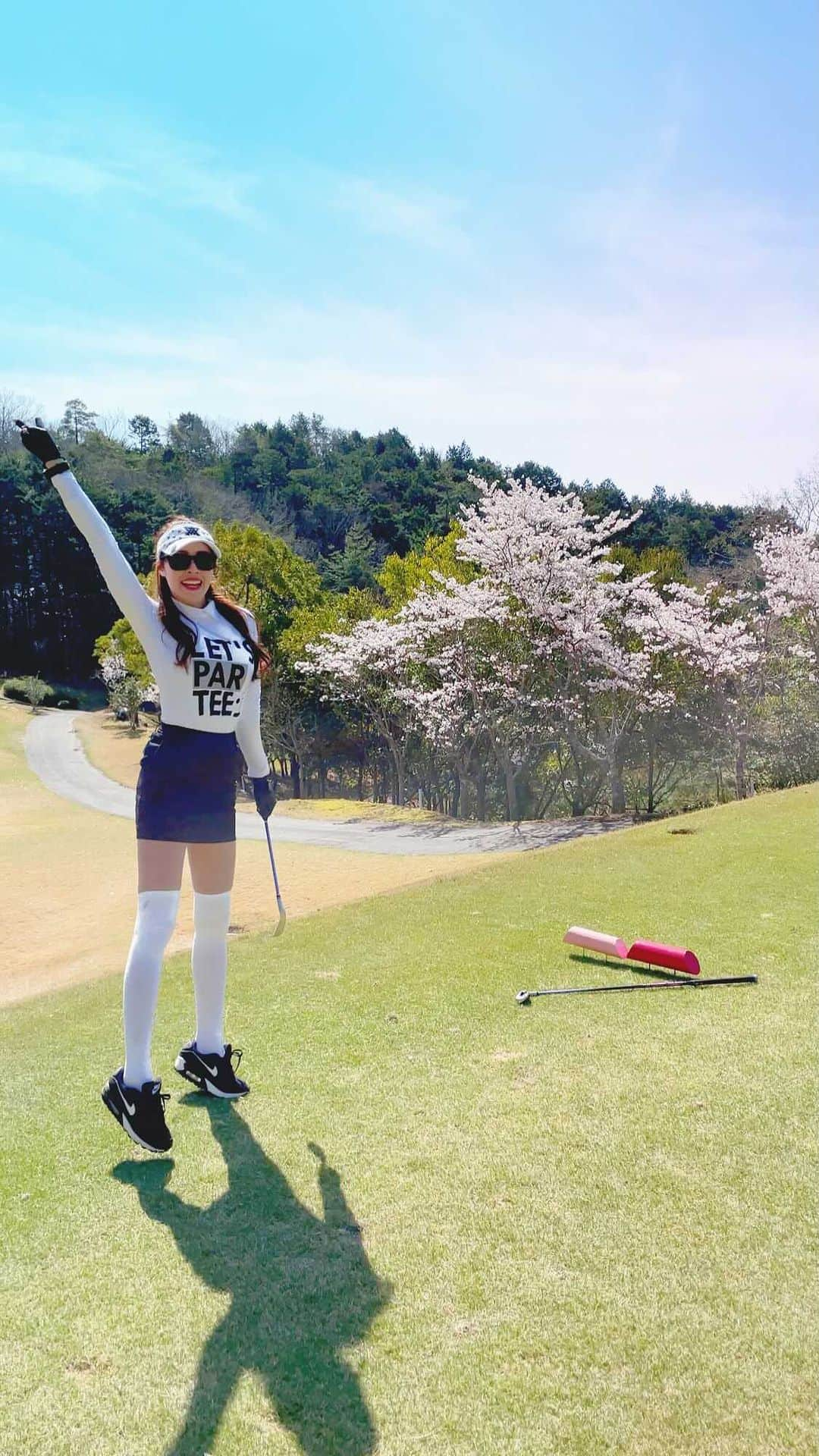 ミカのインスタグラム：「🌸 花吉野カンツリー倶楽部で ゴルフカフェ四ツ橋⛳️主催の ANMI & MIKAコラボラウンド企画でした♡  お天気も良くて桜満開でとっても綺麗でした☺️ 花吉野カントリー倶楽部に行ってよかった☀️  ほんとオススメのゴルフ場です❣️ 来月も行けるのめっちゃ嬉しいなぁ🥰  普段インスタグラムで応援してくれてる フォロワー様とお会いできる貴重なイベント♡  お仕事など忙しい中、私たちのために 来てくれてありがとうございました😊💕  また次は６月に開催予定です⛳️ 雨は降らせないのでご安心ください😋笑  沢山ムービー撮ってくれたおかげで リール作成できた🎥ありがとう💕💕  #花吉野カンツリー倶楽部#奈良ゴルフ#ラウンド企画#ゴルフイベント#桜ゴルフ#お花見ゴルフ#お花見#桜#ゴルフ場#ゴルフスイング#ゴルフ場#ゴルフ場の景色#ゴルフ動画#ゴルフだいすき#ゴルフ女子#韓国ゴルフウェア#ゴルフウェアコーデ#春ゴルフウェア#ポニーテール#golfswing#ゴルフ仲間募集中#ゴルフ仲間募集#ゴルフカフェ四ツ橋#大阪ゴルフ女子#関西ゴルファー#奈良ゴルファー#お花見スポット#お花見日和#ニーハイ#サンバイザー#ゴルフ男子#ゴルフ女子」