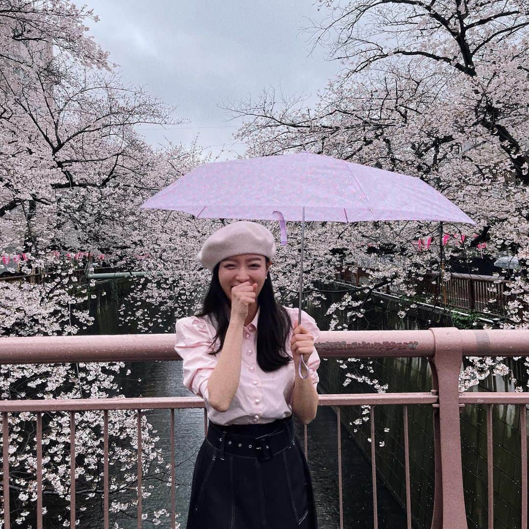 ᴅᴏᴜʙʟᴇsᴏᴜᴘのインスタグラム：「도쿄 브이로그 올라갔찌여 🌸 벚꽃 대리만족할 사람 ~~~요기요기 붙어라 👍 현지인 맛집이랑 일본 쇼핑리스트, OOTD 랑 하울까지 꼼꼼하게 담아봤으니 프로필 링크 눌러서 보러오세오 ✨💕  東京vlogがさっきアップしました💕 すぐ見て来てくれたら嬉しいです✨」