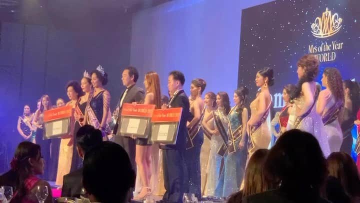 GENAのインスタグラム：「ㅤ ㅤ Mrs of the Year WORLD 2023 準グランプリいただいた😆🏆✨ ㅤ きゃーうれし！！笑 貴重な経験をありがとうございました💙 ㅤ #MrsoftheYearWORLD2023 #SEMIGRANDPRIX」
