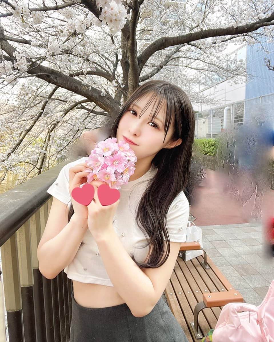 のインスタグラム：「2023.4.1🌸  本日で桧垣果穂アイドルデビュー12周年でした🐹💗  幼い頃からアイドルが大好きでずっとアイドルの夢を追いかけていました。オーディションも数えきれないほど受けていました꒰ᐢ⸝⸝• ·̭ •⸝⸝ᐢ꒱そんな中で中学生の時にティーン向け雑誌の読者モデルとして活動をしていましたが、やっぱり夢を諦められずアイドルの道へ…(ˊo̴̶̷̤ ᴗ o̴̶̷̤ˋ)✨  アイドルはね、すごく楽しいんだ🐹💓！ 色んな事に挑戦できます。それから応援してくださる素敵なファンの皆さんに出会えたことは間違いなく私の人生の誇りになっています(ˊo̴̶̷̤ ᴗ o̴̶̷̤ˋ)  楽しい事だけでは無くて、やっぱり色々な意見をいただく職業ではあるからこてんぱんにしていただいた時も沢山あります🥺❤️‍🔥でもね、どの職業でも楽して上に登れる事なんて絶対に無いと思うの！時にはけちょんけちょんにされて、メンタルも追い込まれて、それでも食いしばって続けることで初めてそのお仕事の本質が見えてくるんだと思う。その上で、でもやっぱり楽しくて好きで誇りを持ててやり甲斐を感じるから続けていられます(ˊo̴̶̷̤ ᴗ o̴̶̷̤ˋ)✨そしてそこにはハムちゃんズがいる…こんなに心強いことは他にありません！  結果を残す事も大事にしたいし続ける事に意味を持たすのも自分次第だと思っています。体力的にも見た目的にも現役でアイドルは何歳まで出来るのか正直分からないけど、これからのアイドル人生が1日でも長く続けられるように日頃から努力して感謝の気持ちを持ちながら精一杯精進します🐹⭐️  13年目も応援よろしくお願い致します🐹💜 いつもありがとうございます🌸」