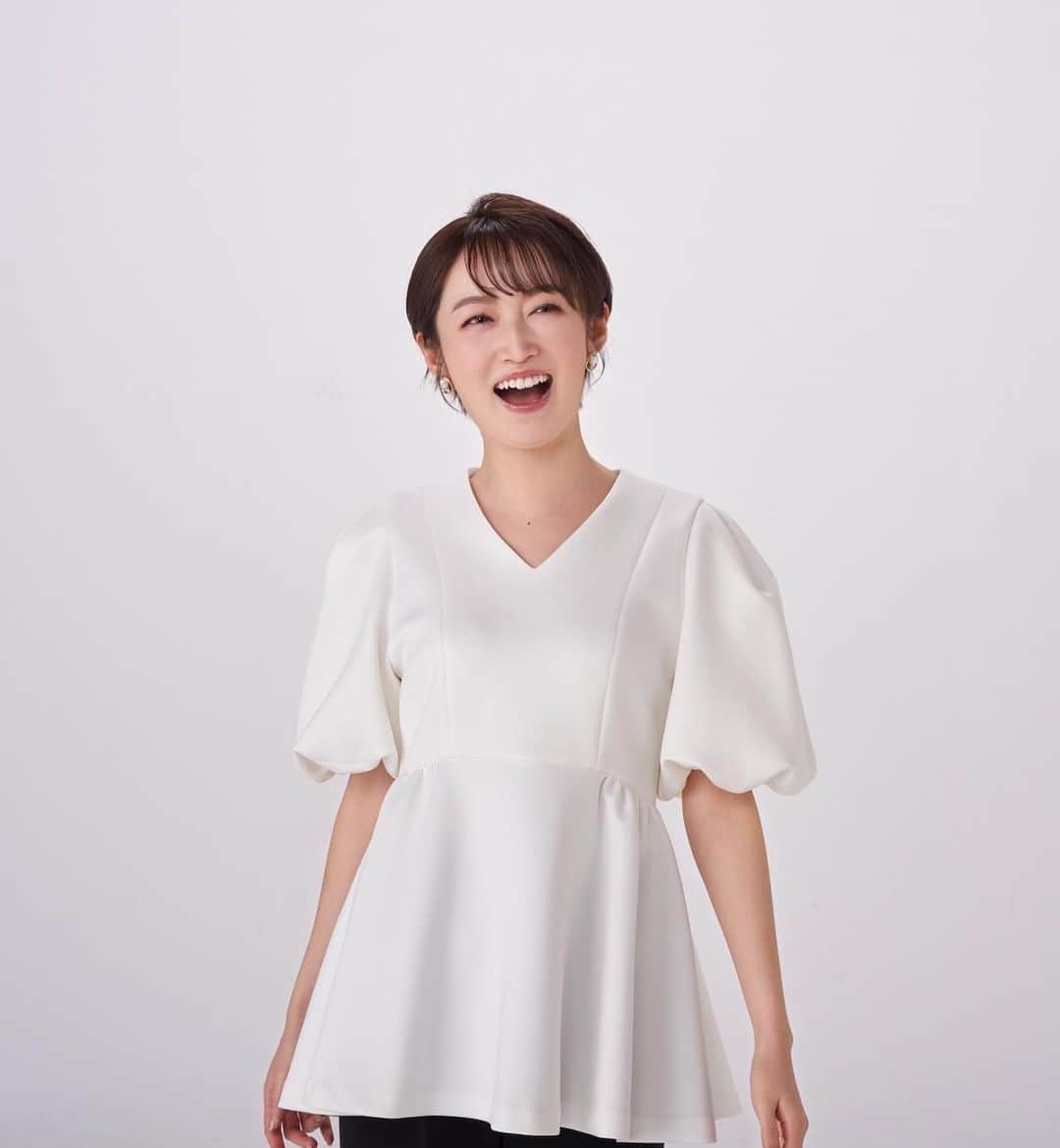 のインスタグラム：「番宣撮影では、 ニュースの時とは違った雰囲気の写真も 撮っていただきました📸  自由に動く、というのに慣れず とりあえず360度、自分なりに 回ってみたのでした（笑）  #newsevery #white #smile #shooting #spring #岡山 #香川 #アナウンサー #新年度」