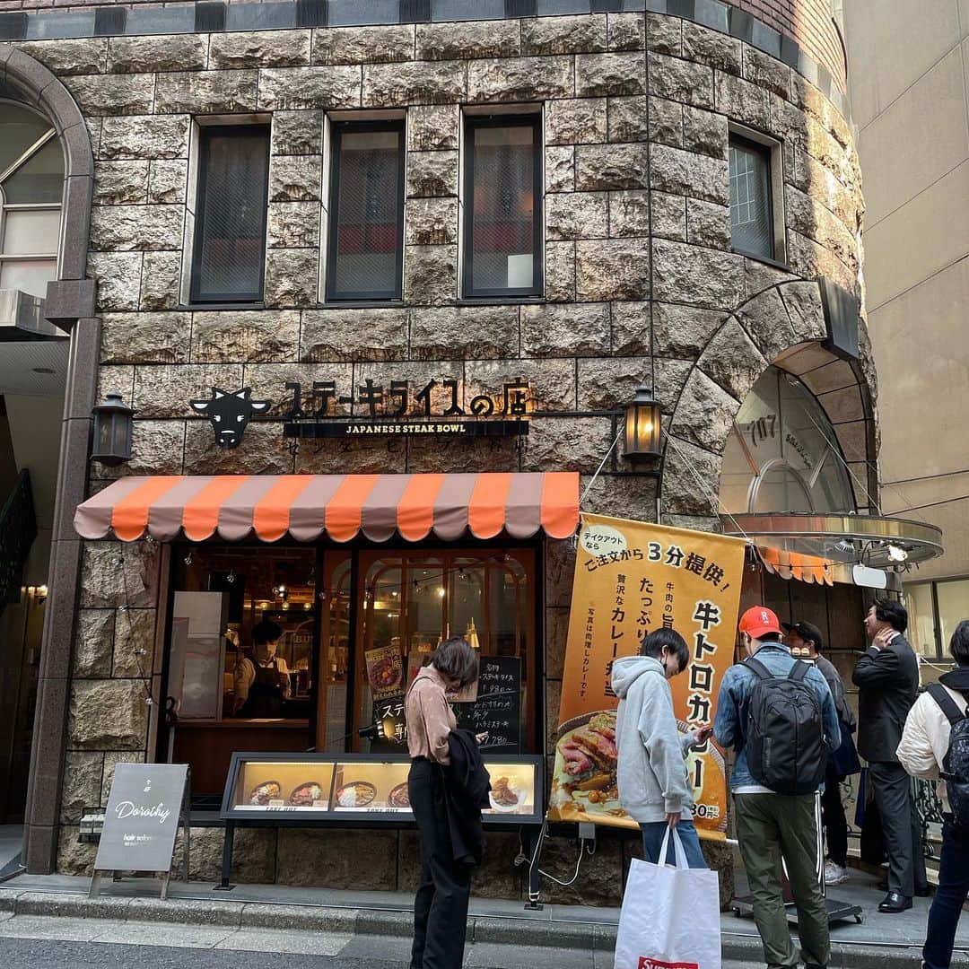 可愛ゆりあのインスタグラム：「今日は気になってたステーキライスの お店にランチへ🍽  ⭐️センタービーフ宮益坂店⭐️ メインのステーキライスLサイズに ご飯はガーリックライス、半熟たまごと、マッシュポテトをトッピング⭐️  プラスでチリコンカン煮込み🍽  お肉は柔らかくて、ソースとガーリックライスが濃厚で、一緒に食べるとめちゃくちゃ美味しかった😋⭐️  お肉追加してもいいぐらい、ペロっといけた😋  チリコンカン煮込みもめっちゃ美味しかった😋  あとは、店長さんかな？すごく優しく丁寧に接客してくれて、更にイケメンで、 お店の雰囲気もすごい良かった😄  次は、カレーか煮込みカレーか🤨  またお伺いします😄  #ランチ　#lunch  #渋谷ランチ　 #渋谷lunch #ステーキライス　#ステーキライスの店  #ステーキライスの店センタービーフ渋谷宮益坂店  #センタービーフ  #センタービーフ渋谷店  #センタービーフ渋谷宮益坂店  #ステーキ」