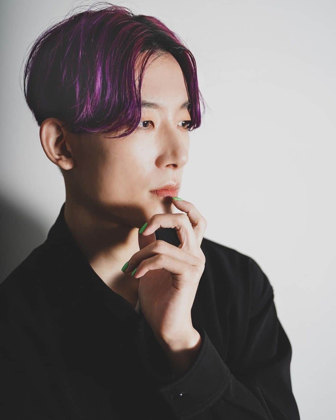 のインスタグラム：「センターパートの宣材写真、最終候補。  photo by @yagimanju   hair＆make by @__ntm_ntm__」