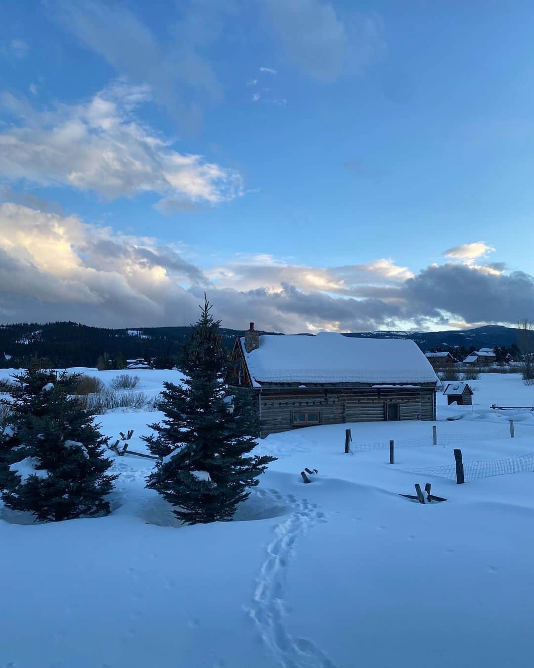 のインスタグラム：「The atmosphere is bright and soft, the sky is blue, sometimes snow filled and everything reminds me of peace.  #RachelRoy #Snow #Peace #Heaven #Mountains #Montana」