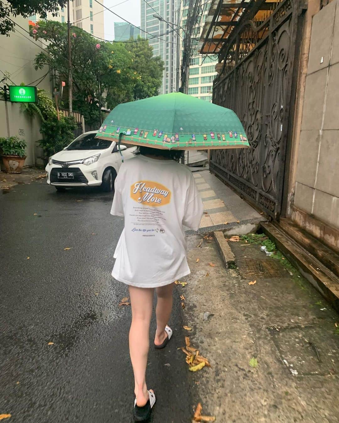 荒川晴菜のインスタグラム：「カイロくんの傘⛱ @kairosoft_studio  かわいいでしょ🥰」