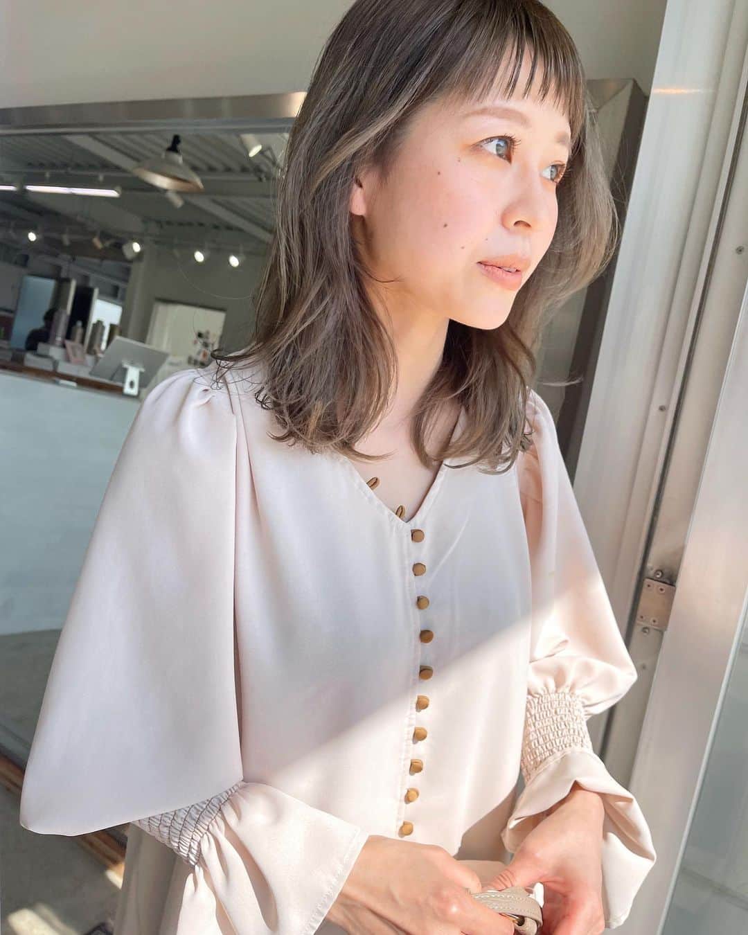 sakincho1028のインスタグラム：「beige🌼 くすみすぎてない柔らかい色がお似合い👶🏻  #sakinchohair  #hairarrange#hair#arrange#hairset#ヘアアレンジ#アレンジ#ヘアセット#豊橋#美容室#豊橋美容室#結婚式#ブライダル#ヘアメイク#メイク#花嫁#ヘアカラー#カラー#ハイライト#ダブルカラー#ベージュ#出張ヘアメイク#ブライダルヘア#ウェディングヘア#花嫁ヘア」