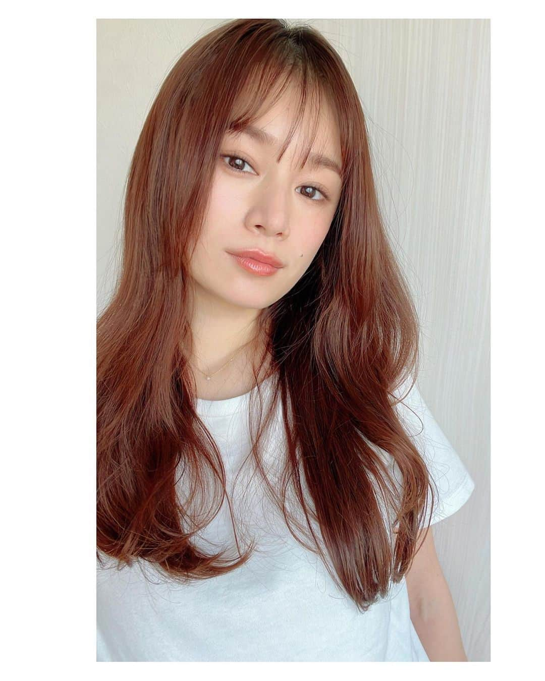 青木英李のインスタグラム：「新しい事をしたくなる新年度🌸  早速気分転換に、前髪をバッサリ。  @daisukeaoki_tiechel さんがサクっと素敵にしてくれました✌️🤓いつもの便利なダブルバンク〜🐰🫧  #４月１日 #新年度 #気分転換 #イメチェン #前髪 #シースルーバング #newhair #TIECHEL」