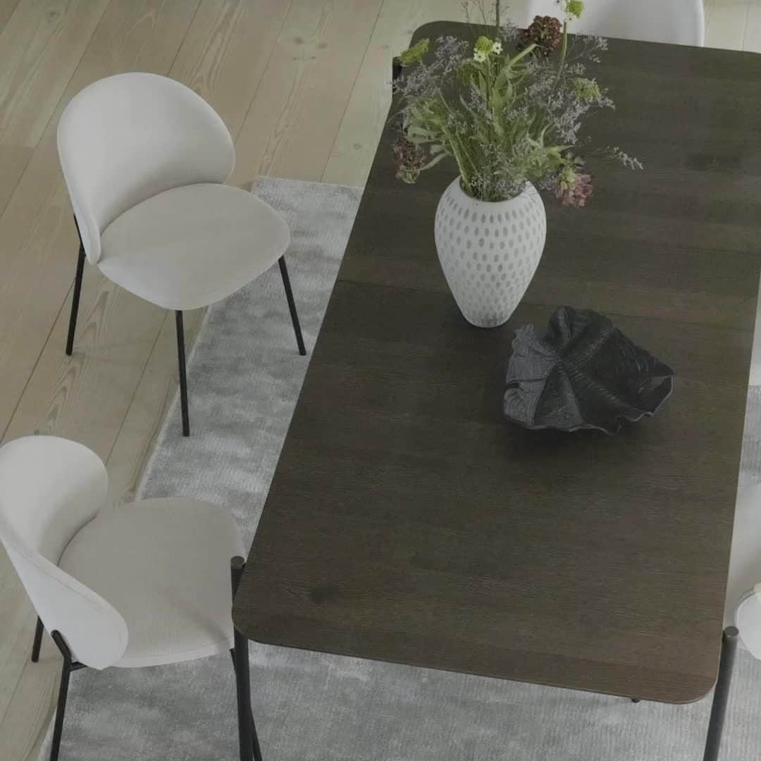 BoConceptのインスタグラム：「Gather around Augusta. With a minimalistic design and a built-in extension leaf, this extendable dining table is modern yet refined. Style with the Princeton chair for a timeless look. Explore Augusta via link in bio.  #boconcept #liveekstraordinaer #ekstraordinærsince1952 #anystyleaslongasitsyours #designertable #diningtable #interiordesign #danishdesign」