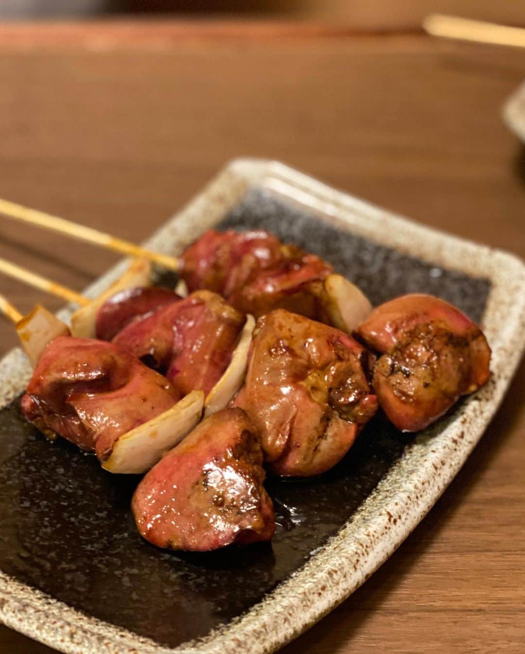 前川由希子さんのインスタグラム写真 - (前川由希子Instagram)「・ コスパ抜群✨焼鳥🍻  2月にオープンしたばかりの 焼鳥屋さんへ。 @hiroharu.894   西新の人気焼鳥屋『弁慶』のご出身。 ということで、事前に牛サガリと ミソバラは予約してました！！ （してもらってました！）  牛サガリ、大きい！ 柔らかくて美味しい♡ こればっかり食べたくなる！ 数に限りがあるので、事前予約がオススメです。  他の焼鳥も美味しかったけど、 エノキ巻やシソ巻など巻物も良かったー。  で、飲んで食べて大満足の後の お会計にビックリ🫢 「これ、全部入ってますよね？」って 確認しちゃうくらい。 コスパ良すぎです。  姪浜駅からすぐなので、また行きます！  【焼鳥HIROHARU】 福岡市西区姪の浜４丁目１３−２０ 092-400-1000 18:00〜1:00  @hiroharu.894  #焼鳥hiroharu  #焼鳥  #福岡グルメ  #福岡焼き鳥  #福岡焼鳥  #福岡居酒屋  #姪浜  #姪浜グルメ  #姪浜焼鳥  #姪浜居酒屋  #牛さがり #牛サガリ」4月1日 21時21分 - maekawa.yukiko