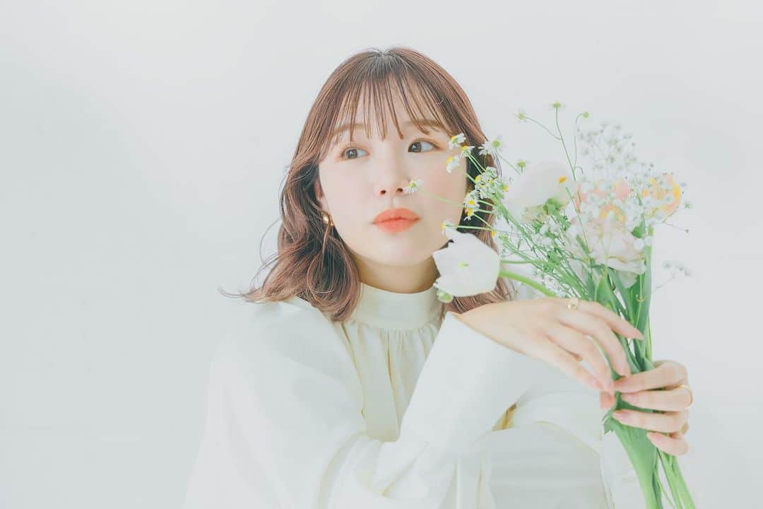 きりまるのインスタグラム：「【 ご報告 】  このたび独立してfooopという 事務所を立ち上げました 🌷  4/1 の新年度になった今日から25歳の 第二の人生として頑張っていきたいと思います🌼  fooop （ふーぷ）といいます  人と人との「輪」に感謝して、 fan（ファンのみんな）firm（企業の皆様） fun（楽しむ）という３つの「f」の意味が 込められてます 🌼  今まで本当に毎日が濃い１日で、 いろんなお仕事を経験していく中でやっぱり 嬉しいことも辛いことも後悔するのことも たくさんありました🤲🏻  年々仕事ひとつひとつにこだわりが強くなって 責任感も強くなってやりたい事もたくさんあって、 なかなか上手く進まなかったり自分の気持ちが 伝わらなかったりすることもたくさんありました そんな中で 誰かのせいで後悔するようなことは したくないって強く思うようになっていきました🌷  後悔するなら自分で後悔したいなって👏🏻  人生一度きりやけん自分のやりたいことは 自分で責任持ってやりたい！って  だったら自分で全部できるようになろうと思って 独立に向けて準備をしていました🌼  今まで関わってくれてた事務所含めて周りの方々は 本当に優しくて、親身になって応援してくれて、 本当に感謝の気持ちでいっぱいです🌸  これから何かが大きく変わるって訳ではないけど 第二の人生の分岐点として私の中ではとっても 前向きで大きな決断でした 💪🏻  これからも色んな壁がやってくると思うけど、 自分で考えで解決して、成長していきたいです！  独立したからにはもっと成長してパワーアップして みんなに信頼してもらえるような愛されるような 存在になりたいなって思います🌼 これからも、きりまるのことをどうぞ宜しく お願いします🌷　  ーーーーーーーーーーーーーーー  そして！独立にあたって 初のオフ会もすることになったよーーー👨🏻‍🦲🫶🏻♡ （むしろこっちの方が嬉しいかもしれん？！笑）  東京・大阪・福岡の3都市でオフ会します！  日程は決まっているので今からぜひ会うために 空けておいてもらえると嬉しいです🐰♡  ◯日程 ・東京：6/10(土)~11日(日)　各２部 ・大阪：6/17(土)~18日(日)　各２部 ・福岡：6/24(土)~25日(日)　各２部  ◯応募方法 4月29日~頃にインスタストーリーにて、 応募URLを公開します！ ※抽選制。当選した方のみ参加できます  （ 友だちと来れるように2枚まで応募できる予定だよっ！）  ◯内容 いままでのイベントよりもかなり近い距離で 関われるような長時間イベントになる予定だよ🌷 ぜったいに楽しませる自信があるよ👨🏻‍🦲💗 食事、お土産あります っ  ——  チケット販売日など、詳しい情報は追って ストーリーに流すけん、インスタチェックしてね！  これからもよろしくお願いしますーー！👶🏻🌸 （長文すぎてごめん ）  きりまる . .」