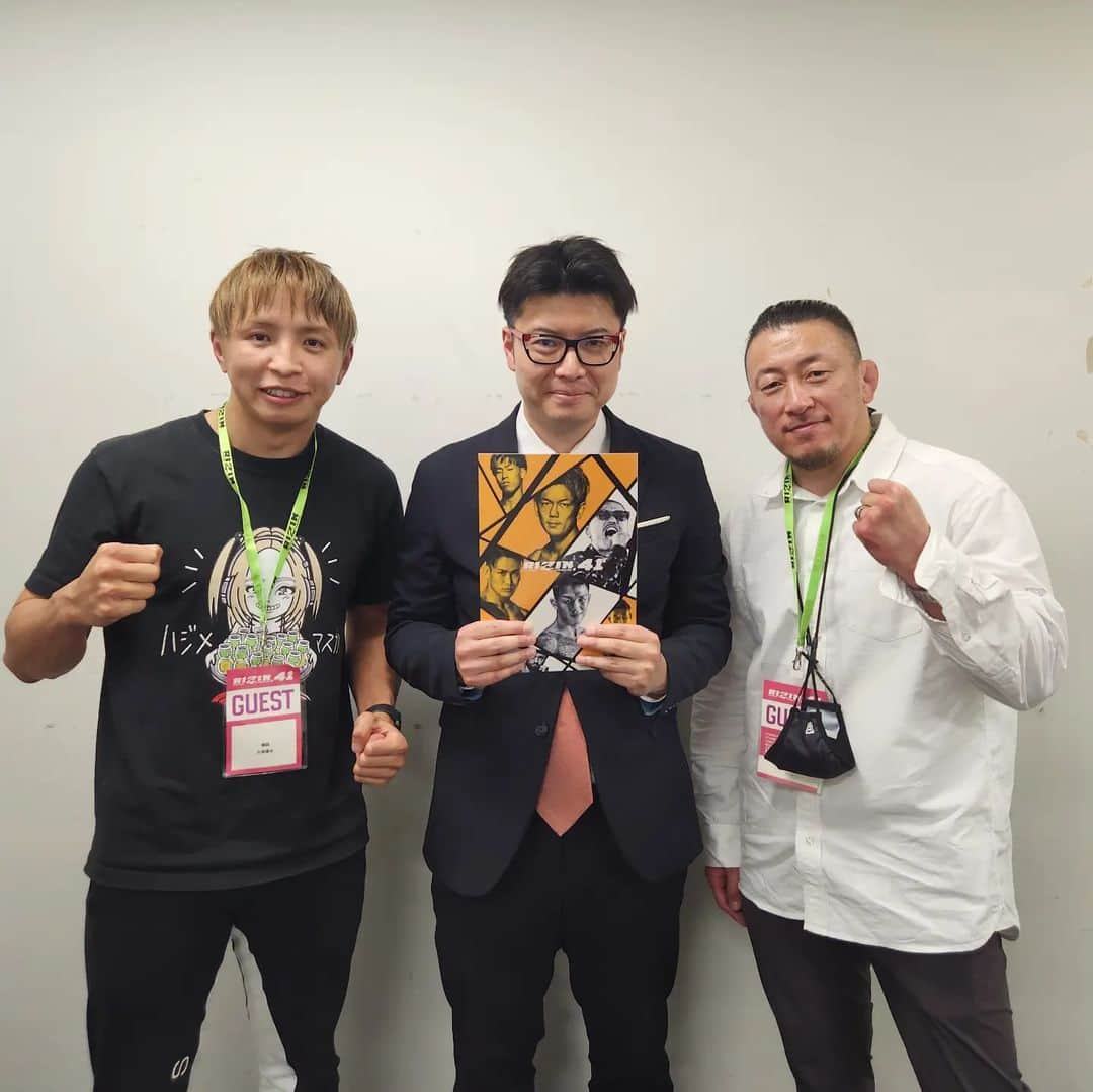 鈴木芳彦さんのインスタグラム写真 - (鈴木芳彦Instagram)「RIZIN 2023年シーズンが開幕しました！放送席で物凄く感じた大変な盛り上がりと熱！RIZIN.41、御視聴、御観戦頂きありがとうございました！今年も止まらぬ激動のシーズンになりそうです！解説の高田延彦さん、川尻達也さん、久保優太さん、くるみさん、ありがとうございました！ #RIZIN #格闘技 #川尻達也 #久保優太 #鈴木芳彦」4月1日 21時24分 - suzukiyoshihiko0430