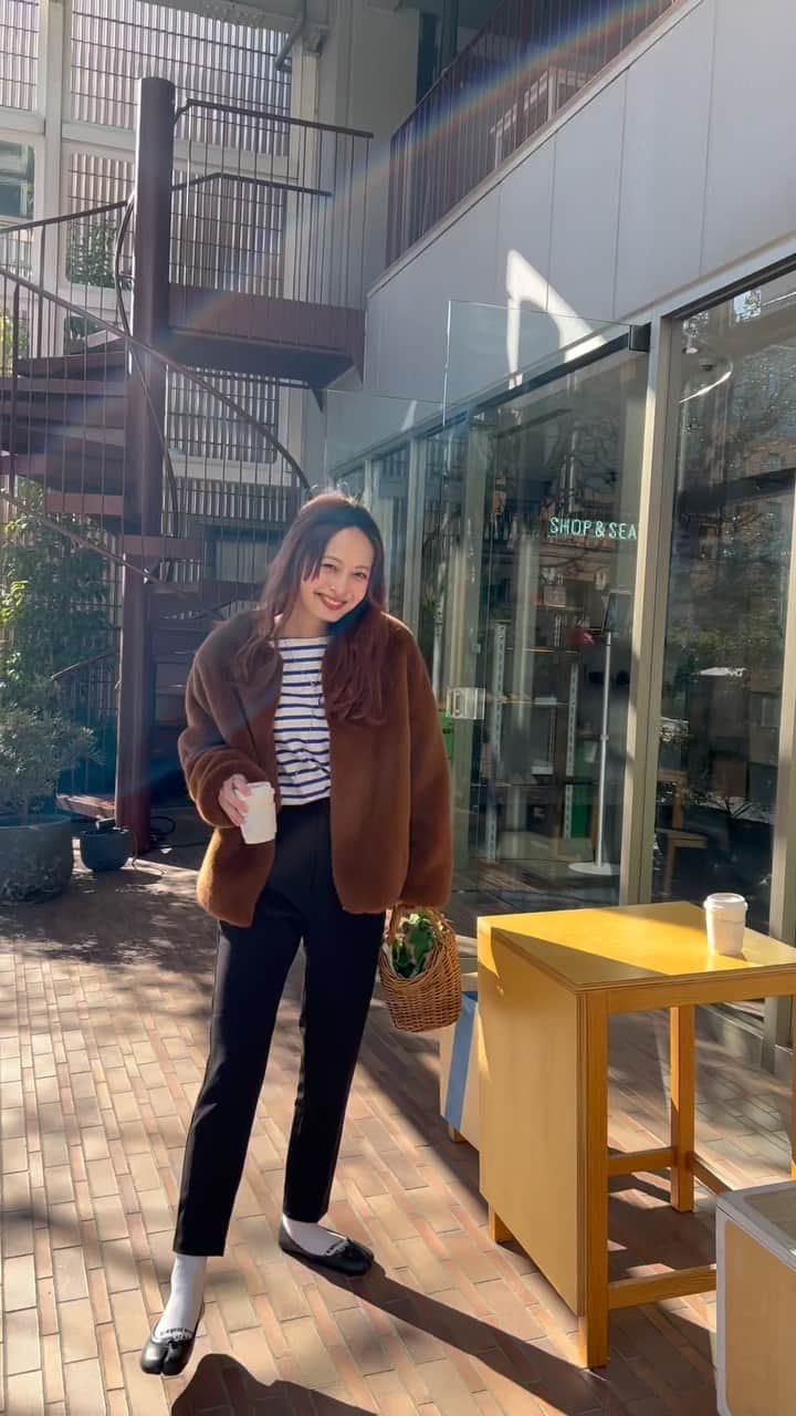 のインスタグラム：「𓂃𓈒𓏸︎︎︎︎ ❤︎ ⁡ ⁡ もぉファーコートの投稿は最後になるかな🤭？ ⁡ 今日はかなり暖かかったね☀️!! ⁡ 少しずつ衣替えしていってて 春服も増えてるからコーデ考えるのが楽しい👗♡ ⁡ ⁡ みんなはどんな週末を過ごしてる♡？ ⁡ ⁡ ⁡ ⁡ #mai___fashion #mai___code #code #コーデ #コーディネート #coordinates #春コーデ #fashion #ファッション #カジュアル #カジュアルコーデ  #大人カジュアル #大人女子 #大人可愛い #バレエシューズ #gu #guコーデ #gu購入品 #きれいめカジュアル #カフェ #都内カフェ巡り #カフェ巡り #ボーダー #ボーダートップス #ボーダーコーデ #ディスコート #discoat」