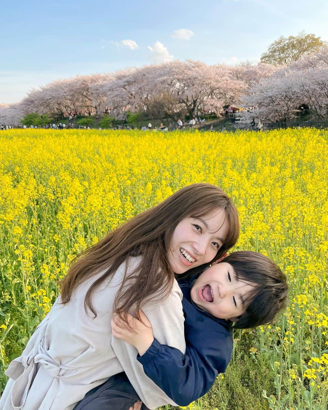 藤沢玲花のインスタグラム：「余裕がない時もたくさんあるけど、 子どもの気持ちに寄り添えるなら、 なるべくそうしたい。  ぎゃー！てなった時に、 力任せや気を紛らわせてなんとかする方法にしたくないって気持ちはいつもあって、  時間がある時は 私は子どもが落ち着くのを待ってる。  そのために適度に声掛けして 本人の意見も聞く。  だから時間はかかるし、 それを越えるのが辛いことの方が多いけど、 きっとその一つを越えた時は、 ままも子どもも強くなってるって 信じてる。  #3歳児　#私が考えること」