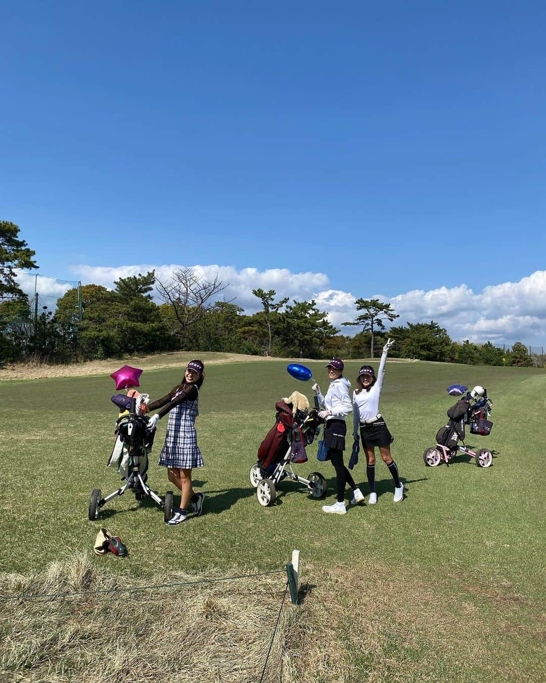 坪井保菜美さんのインスタグラム写真 - (坪井保菜美Instagram)「⛳️onoff golf オノフレディゴルフコンペ参加してきました🙌🏻🌸 @club_onoff   クラブのカラー、デザインが可愛く自分でカスタムできるみたい‼️初めて使うドライバーで200ヤードを超え、もう少しでドラコンだった🏌🏻‍♀️✨いけるんじゃないかと期待しちゃったじゃーーーん✌️🤣使いやすくてもっと打ちたかったなー！！  キャディーバックやトートの色合いも可愛く軽く、使いやすそうでしたよ😙👍  そして嬉しいことに、初オノフのユーティリティをゲットできたんですっ✌️ ユーティリティは特に練習しなきゃクラブなのでこれでまた頑張ろうと思います😼👍  #オノフ #オノフレディ #オノフゴルフ #コンペ #ゴルフ」4月1日 21時36分 - honamitsuboi