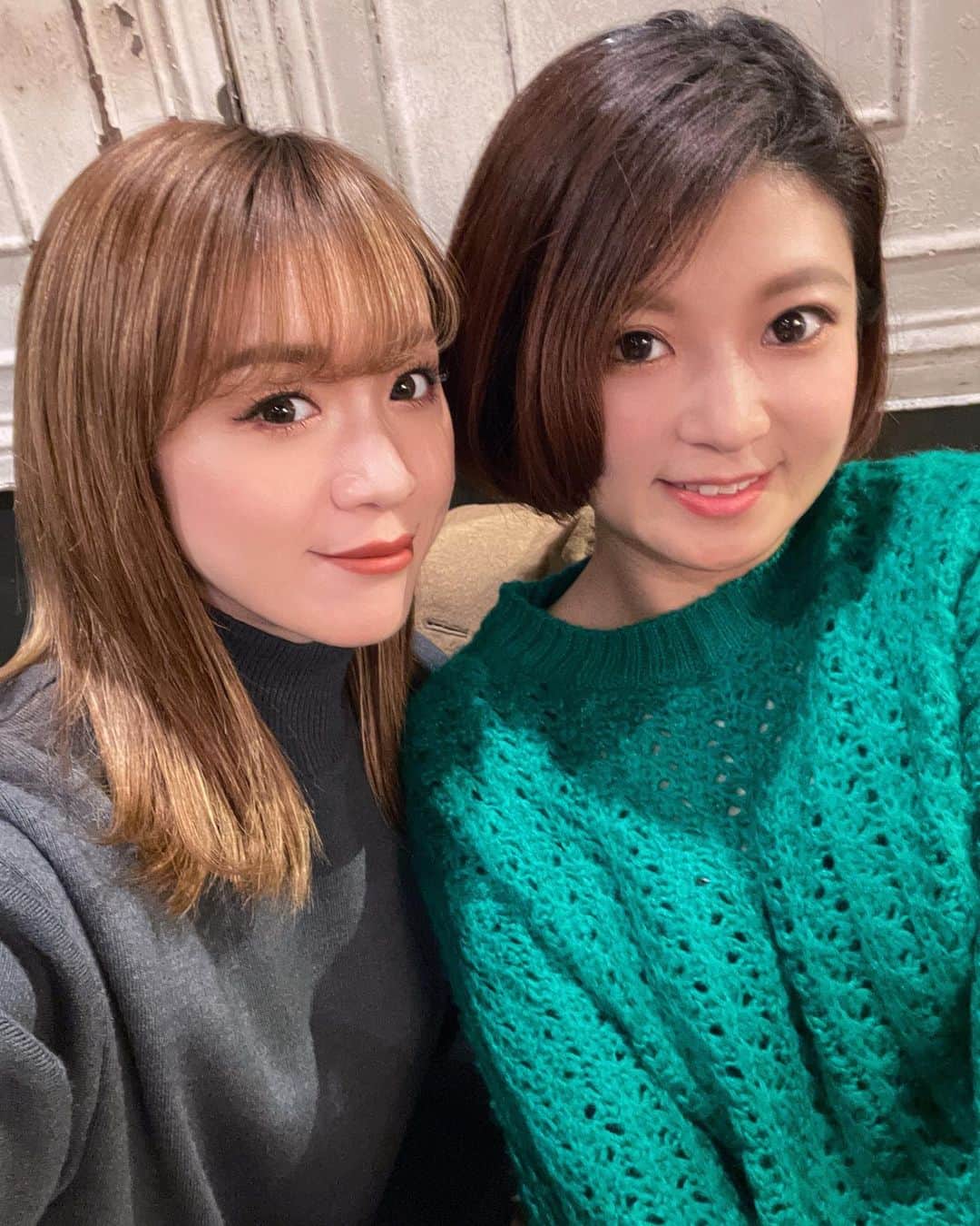 辻井美香さんのインスタグラム写真 - (辻井美香Instagram)「いつの写真やねんって話やけど... 大阪でみゆTとご飯食べた日、雪降ってきたな〜。綺麗♡とか言ってて、帰り気づいたらめっちゃ雪降ってきて、大好きな近鉄特急に1時間半も閉じ込められてた夜。  「雪の影響で、前を走る電車が坂道を登れません。只今、前の電車の車掌達が雪を除去してます。」の様なことを言われた。初めての経験すぎた。自然には勝てないな🫡  ここの韓国料理屋さん、ロケーション最高やからずっとあってほしい...♡  📍 イムチャンジョンのソジュハンジャン　（名前が長いwww）  #イムチャンジョンのソジュハンジャン #韓国料理屋 #心斎橋 #心斎橋グルメ #サムギョプサル #大阪グルメ #なんば　#道頓堀 #大阪グルメ」4月1日 21時49分 - tsujii_yoshika
