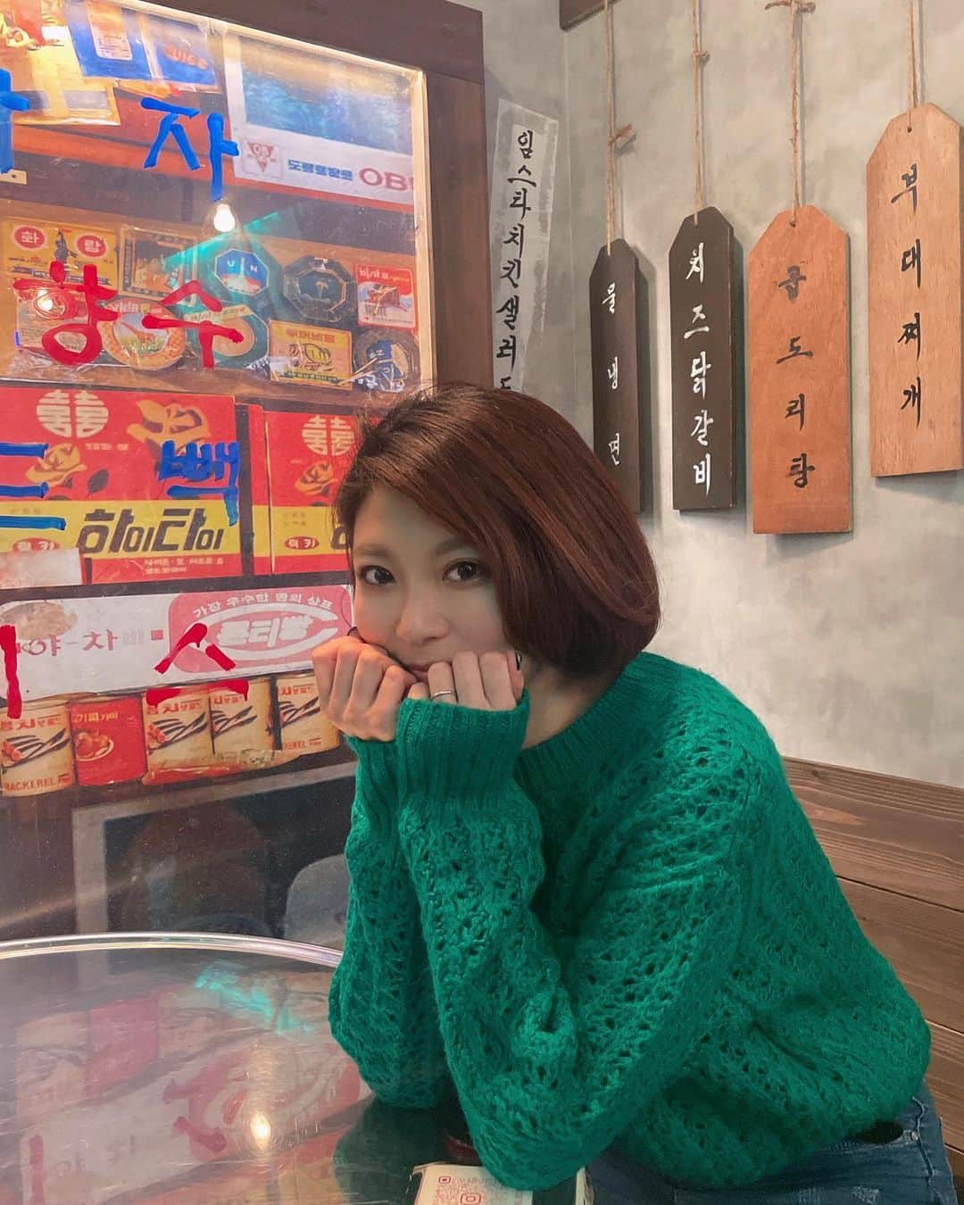 辻井美香のインスタグラム：「いつの写真やねんって話やけど... 大阪でみゆTとご飯食べた日、雪降ってきたな〜。綺麗♡とか言ってて、帰り気づいたらめっちゃ雪降ってきて、大好きな近鉄特急に1時間半も閉じ込められてた夜。  「雪の影響で、前を走る電車が坂道を登れません。只今、前の電車の車掌達が雪を除去してます。」の様なことを言われた。初めての経験すぎた。自然には勝てないな🫡  ここの韓国料理屋さん、ロケーション最高やからずっとあってほしい...♡  📍 イムチャンジョンのソジュハンジャン　（名前が長いwww）  #イムチャンジョンのソジュハンジャン #韓国料理屋 #心斎橋 #心斎橋グルメ #サムギョプサル #大阪グルメ #なんば　#道頓堀 #大阪グルメ」