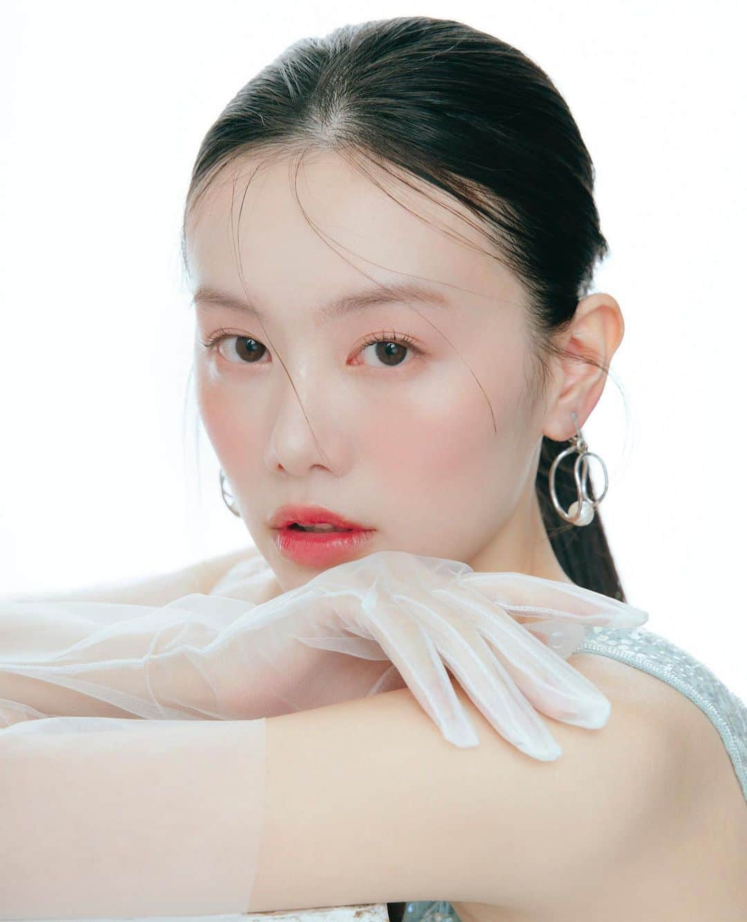 GLITTERのインスタグラム：「Hair&Make-up Artist JunJunのトレンドヘアメイク連載 『春メイク ver.2023』  💄メイクのHow toはWEBを✔︎  https://glitter-official.com/series/hairmake-up-artist-junjun_11/  ■𝐺𝐿𝐼𝑻𝑻𝑬𝑹_𝑶𝑵𝑳𝑰𝑵𝑬■ ■NEWSやトピックス、WEB限定記事を配信中■ @glitter.mag ▶︎プロフィールからリンク  #GLITTER #グリッター　 #glittermagazine #glitter #雑誌GLITTER #ヘアメイク　  Photos Kentaro Kanbe Model Haru Izumi Styling Eriko Matsuya Hair&Make-up JunJun」