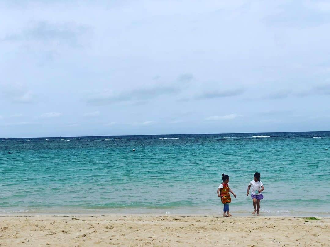 青柳愛さんのインスタグラム写真 - (青柳愛Instagram)「明日は海開き🌊早いなぁ。 静かなビーチを堪能したくて慌てて浜へ🏖  朝凪ぐほころぶ子らの笑い声  明日から長い夏。」4月1日 21時42分 - aoyagiakayagi