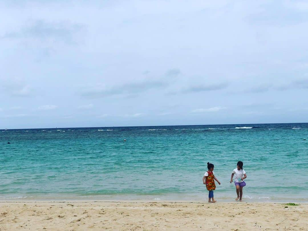 青柳愛のインスタグラム：「明日は海開き🌊早いなぁ。 静かなビーチを堪能したくて慌てて浜へ🏖  朝凪ぐほころぶ子らの笑い声  明日から長い夏。」