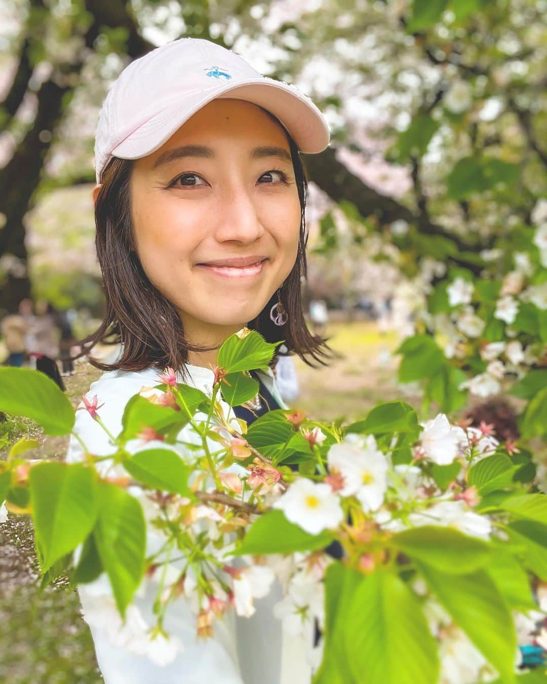 太田彩乃のインスタグラム：「花が散りつつある今の葉桜も好き！  海外から桜を見に来てる人たちがいっぱい居て、みんなお洒落して桜との写真を撮りにきてたり、コーディネートが素敵な親子とか、色んな人の桜の楽しみ方が見てて楽しかった🌸 久しぶりの賑やかな春！ . . #葉桜 #今日から4月 #気持ち新たに」