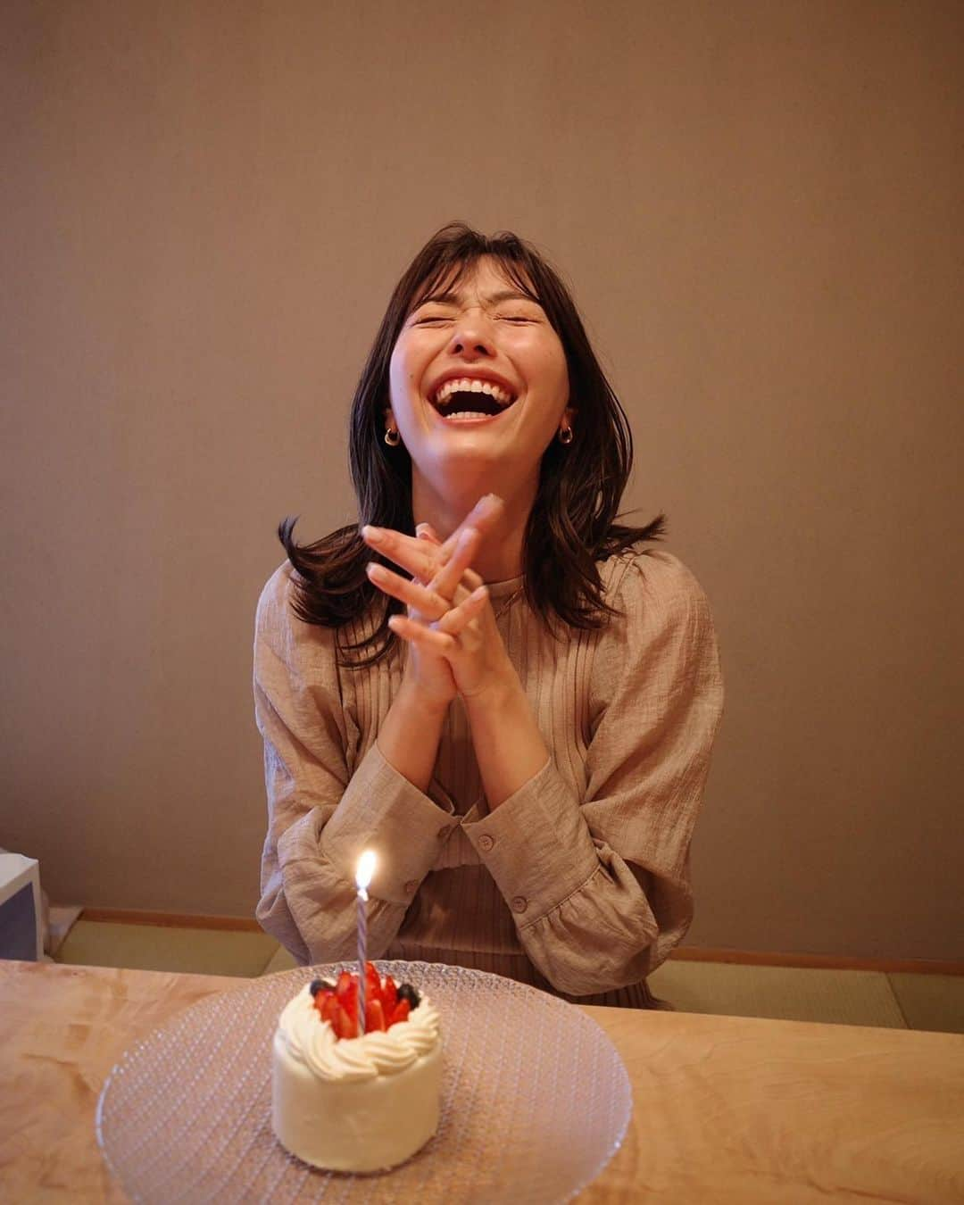 岩崎志保さんのインスタグラム写真 - (岩崎志保Instagram)「Lv.30❤️‍🔥❤️‍🔥❤️‍🔥  誕生日前後はなぜか毎年慌ただしくて投稿しそびれるんだけど、 今年は30歳という節目なので！！  当日が新たな学びの最終試験の日だったので 1日ピラティスの学びを深めた今年の誕生日。 翌日は親友ちゃんたちにゆっくりのんびりお祝いしていただいて🥂 話す内容もすっかり変わってしっかり大人になってるんだなと感じたり。笑  30代はとにかく楽しい！！！！とよく聞きいていたけど もうすでにめちゃくちゃ楽しい💕  30歳を迎えるときに綺麗になったらいいなと始めたワイヤー矯正も 予定通りで当時の自分にほんとに感謝🦷✨  この時期はお別れも新たな出会いもあるけど 今年はどちらもすでに経験していて 長年お世話になったスタジオ勤務を卒業し 新たに切磋琢磨し尊敬する仲間に出会えて そして今まで自分が趣味範囲で好きでやってきていたことが仕事につながっていったりと とにかく目まぐるしく日々猛進してます  1番大切なのは、何よりも自分自身の心と体の健康🤍 今年も【 #心も体もニュートラル 】 【 #身体が喜ぶカラダ作り 】をモットーに身体を動かす楽しさや心身の健康の大切さを伝えていけたらなと思っています🌿」4月1日 21時42分 - shihoiwazaki