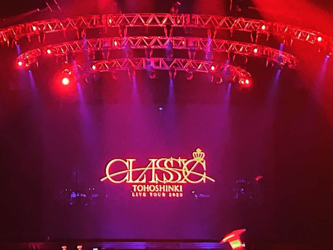 SAMのインスタグラム：「東方神起LIVE tour2023 〜CLASSYC〜 宮城セキスイハイムアリーナ1日目無事終了！ 3週間ぶりのLIVEもしっかり気合入れて最高の仕上がりでハイクオリティのライブを見せてくれた。 仙台の夜をなめてたのでロンT一枚で来てしまいあまりの寒さにスタッフジャケット来て帰ります。  メンバー、ファンの皆様、スタッフの皆様、バンドメンバー、ダンサーズ、初日お疲れ様でした！ 明日もよろしくお願いします！  #東方神起 #LIVEtour2023classyc #宮城セキスイハイムスーパーアリーナ #牛タン弁当マジ美味い！ #スタッフジャケット来てしっかり看板背負って帰ります」