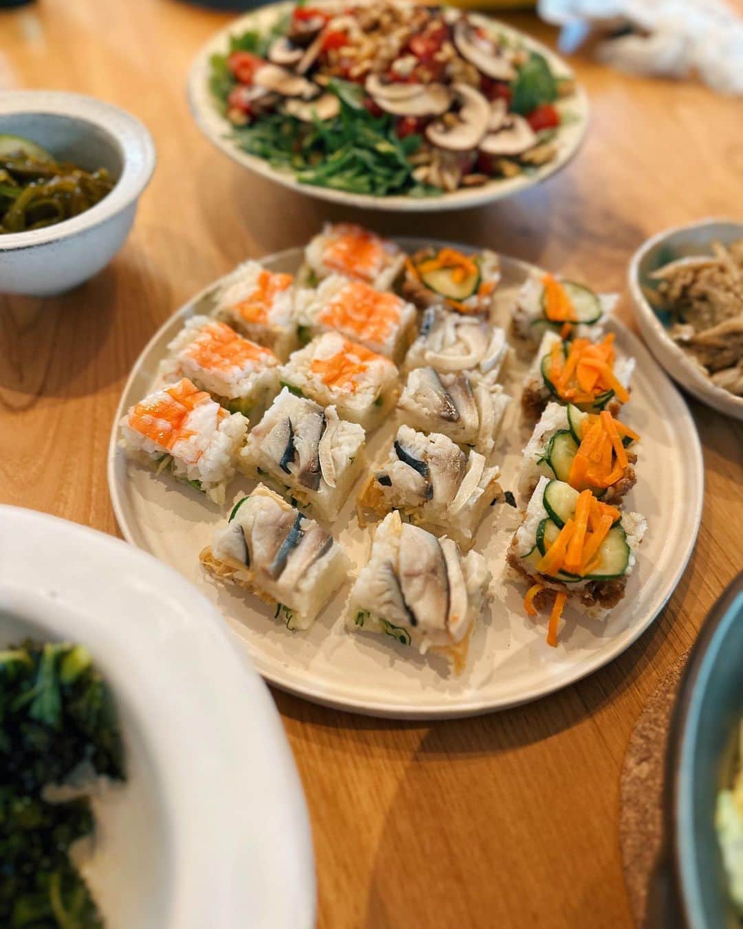 忍舞のインスタグラム：「おもてなしご飯。  @riemirin_k 親子がきて 途中から @st_kanaehayashida 親子がきました。  鯛の昆布締めとかもだしたけど その時には酔っ払って 写真すらとってないよねww  とりあえず 乾杯前のご飯だけw  まみちゃん所で買った押し寿司のやつで人生初押し寿司  えびのやつは中にはキューリとアボカド🥑 しめ鯖のやつは人参ときゅーり ソイミートのやつにはきゅーりと人参  他は定番のケールチップス🥬や癖強野菜サラダとかの野菜づくし  うちに来た人は便秘の人も 次の日快便になりますww  あーー楽しい夜でした♡  #しのぶん飯 #押し寿司レシピ #発酵飯 #ペスカタリアン #ペスタカリアンおつまみ #おつまみレシピ #春野菜 #春野菜おつまみ #うどレシピ #ケールチップス」