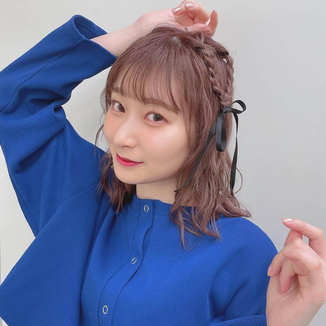 山下七海のインスタグラム：「本日エビスト上映会イベント Hairmake🌙💙💙💙  エイプリルフールじゃなくて本当に髪切った🍃🌟 アレンジ新鮮だしこころ軽やか♡  #ヘアメイク #ヘアアレンジ #さんちゃん」