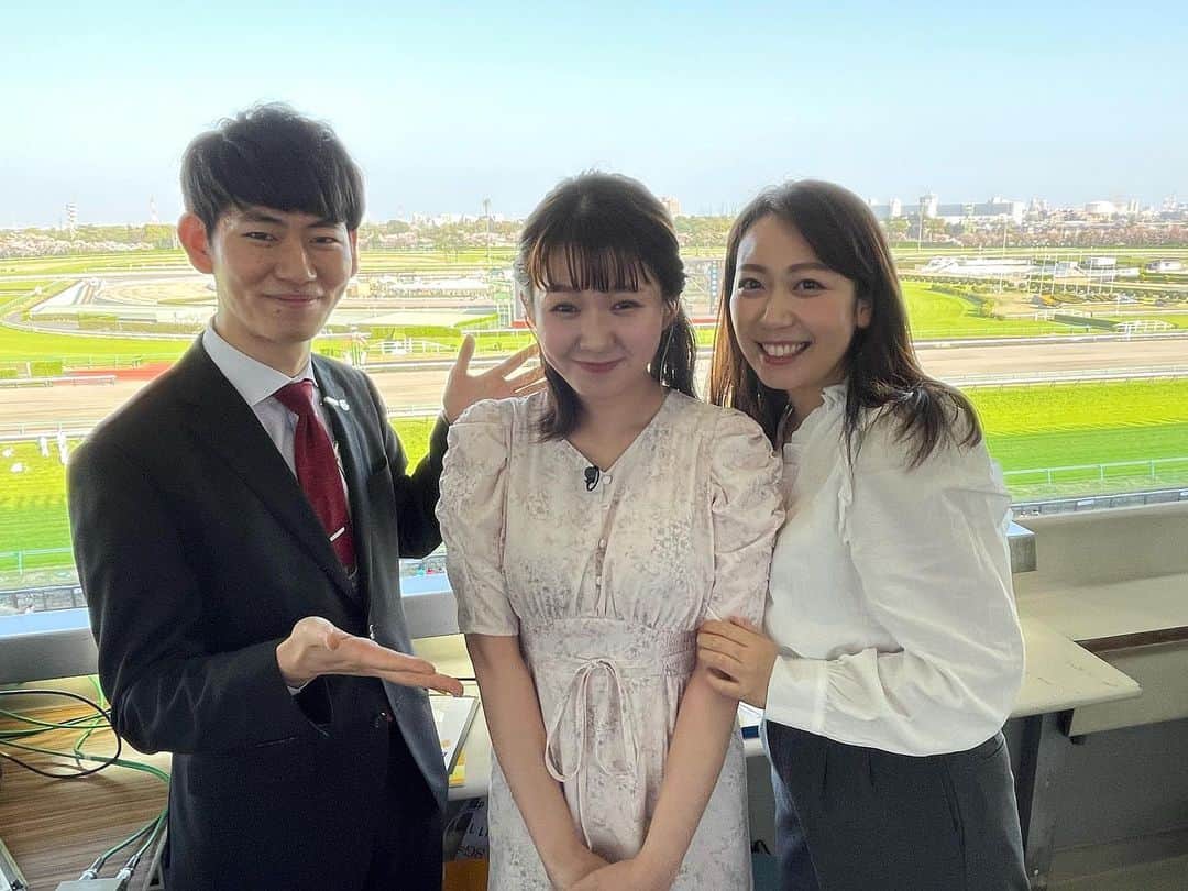 須黒清華のインスタグラム：「ウイニング競馬🏇 新MCは冨田アナウンサーでした‼︎✨ 混乱させてしまった方、すみません💦 私、後見人として久しぶりにMC席に座っただけでした‼︎笑 エイプリル・フールということでお許しを‼︎  この日のために毎日遅くまで勉強していた冨田。 晴れやかな天気の中、無事デビューできました🍀  実況の立川アナウンサーと同期コンビで、これから競馬を盛り上げていってね✨ 皆様、これから応援よろしくお願いします😊🌸  そして久しぶりに会えた競馬キャスターのお二人とも記念に📸 #ウイニング競馬 #競馬デビュー」