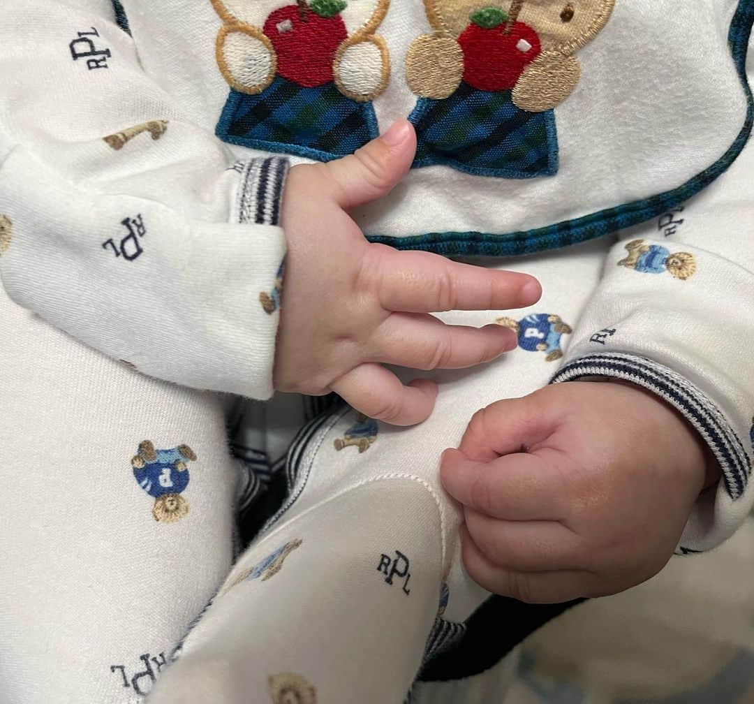 松原梨恵さんのインスタグラム写真 - (松原梨恵Instagram)「👼👋🍼👼  ✋🏻小さな白いおてて　と、 ✋🏽大きな手  #Baby #赤ちゃん」4月1日 21時48分 - erierie38