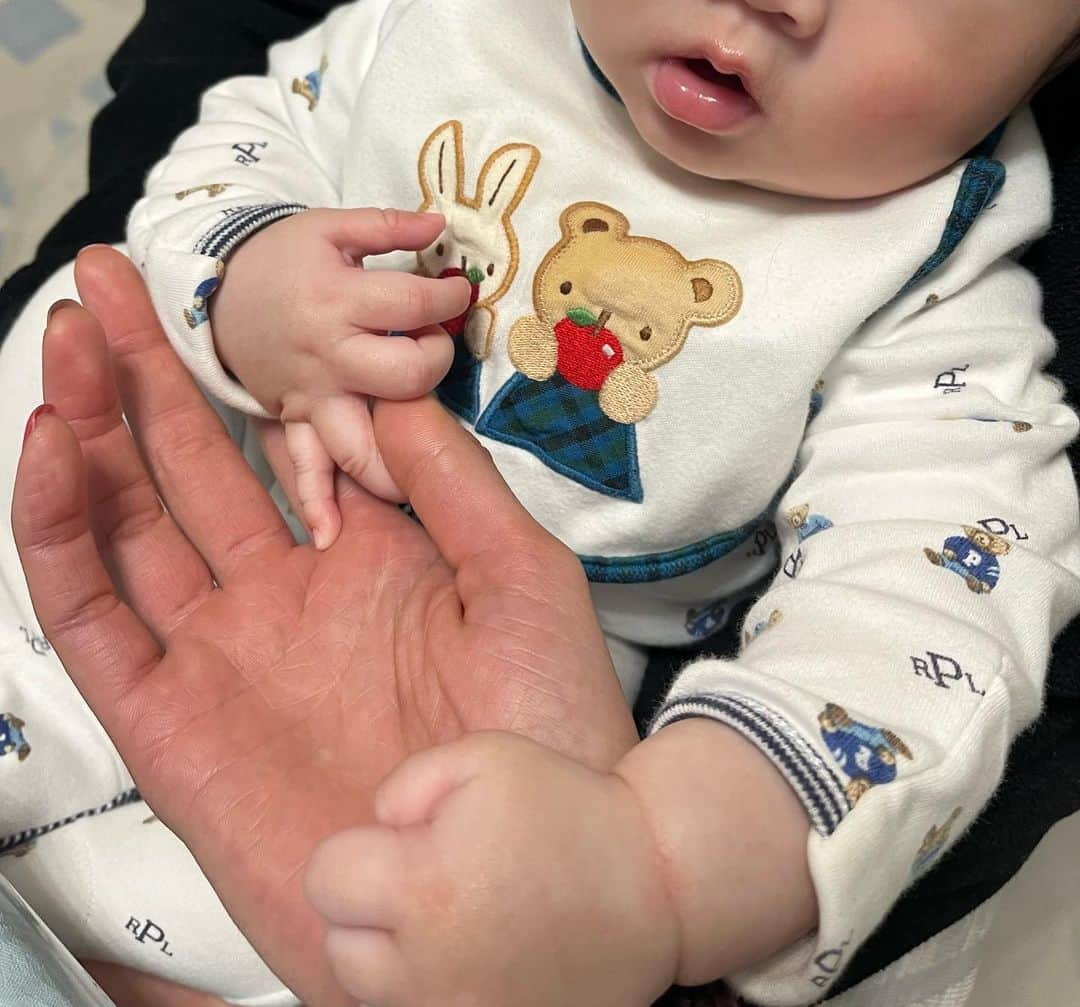松原梨恵さんのインスタグラム写真 - (松原梨恵Instagram)「👼👋🍼👼  ✋🏻小さな白いおてて　と、 ✋🏽大きな手  #Baby #赤ちゃん」4月1日 21時48分 - erierie38