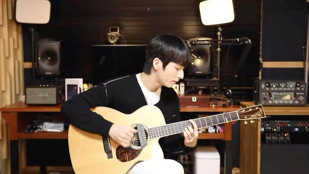 チョン・ソンハのインスタグラム：「Bohemian Rhapsody - Queen in Fingerstyle  #bohemianrhapsody #queen #sunghajung #fingerstyle #guitar」