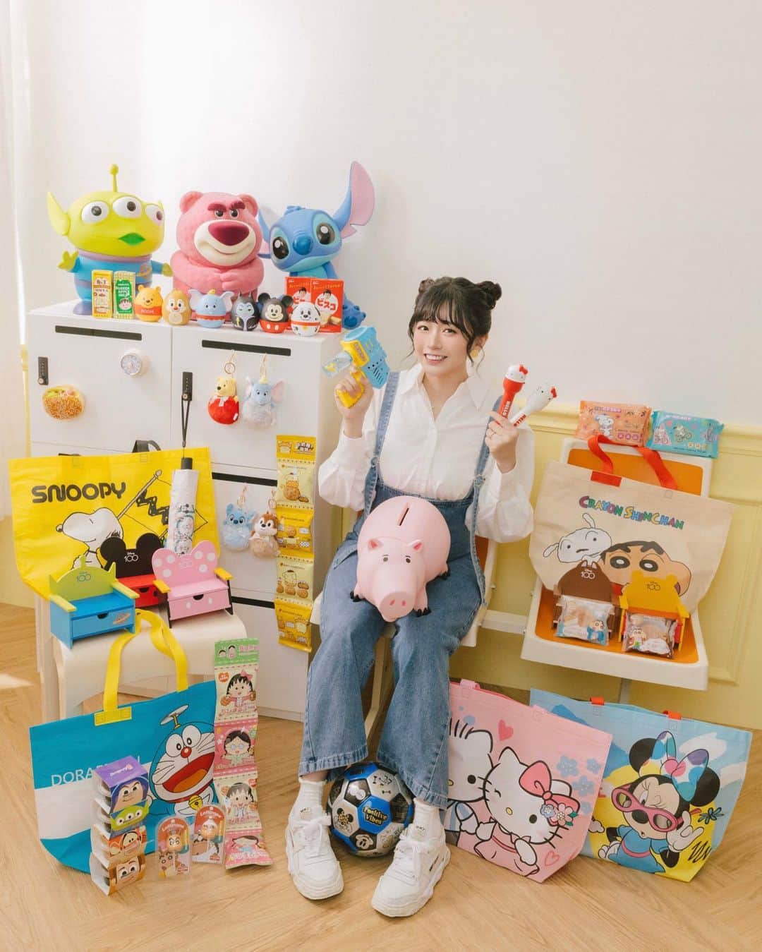 陳語謙のインスタグラム：「你們有喜歡的卡通人物嗎つ♡⊂ 開電視都先轉28台找哆啦A夢或蠟筆小新看📺🖍️ 這次7-ELEVEN 卡通明星同萌會 一次集結15個卡通人物及近60項周邊商品 不.ᐟ敢.ᐟ相.ᐟ信.ᐟ 可愛到我到心尖上啦～♡>𖥦<) 喜歡的卡通都在這兒 @7eleventw   📅活動日期： 先從⊹預購商品⊹介紹 (2023/4/5上午11點限量預購) 🎈野獸國熱銷迪士尼大型存錢桶 火腿豬、三眼怪、史迪奇 還有7-11獨家首批販售的植絨特別版熊抱哥 實體很精緻太太太可愛了 🎈迪士尼100週年紀念毛球吊飾 （兩入一組）好適合掛在包包上🎒💕 🎈 迪士尼100週年限定款-沙發置物盒 🎈 迪士尼100週年限定款-收藏足球⚽️ 好多迪士尼經典角色都在上面‧˚✧ 🎈 迪士尼100週年限定款- OUTDOOR聯名折疊傘  ⊹現貨商品⊹ (2023/4/5起在7-11門市就可以買到.ᐟ ） 🎈迪士尼100週年限定款-慢回彈盲盒 好舒壓的玩具～共有六款採隨機出貨 🎈 迪士尼100週年甜點-寒天愛玉凍/仙草奶凍 🎈五大卡通肖像萌萌大臉環保袋 超大容量雙面設計，正面背、反面背都可愛 🎈SNOOPY限定版濕紙巾 🎈KITTY不鏽鋼餐具組𐂐･ ͜ʖ ･ 🎈經典懷舊系列卡通零食 \還有很多其他可愛的商品等你們去發掘/  #711 #7eleven #711卡通明星同萌會 #迪士尼100週年」