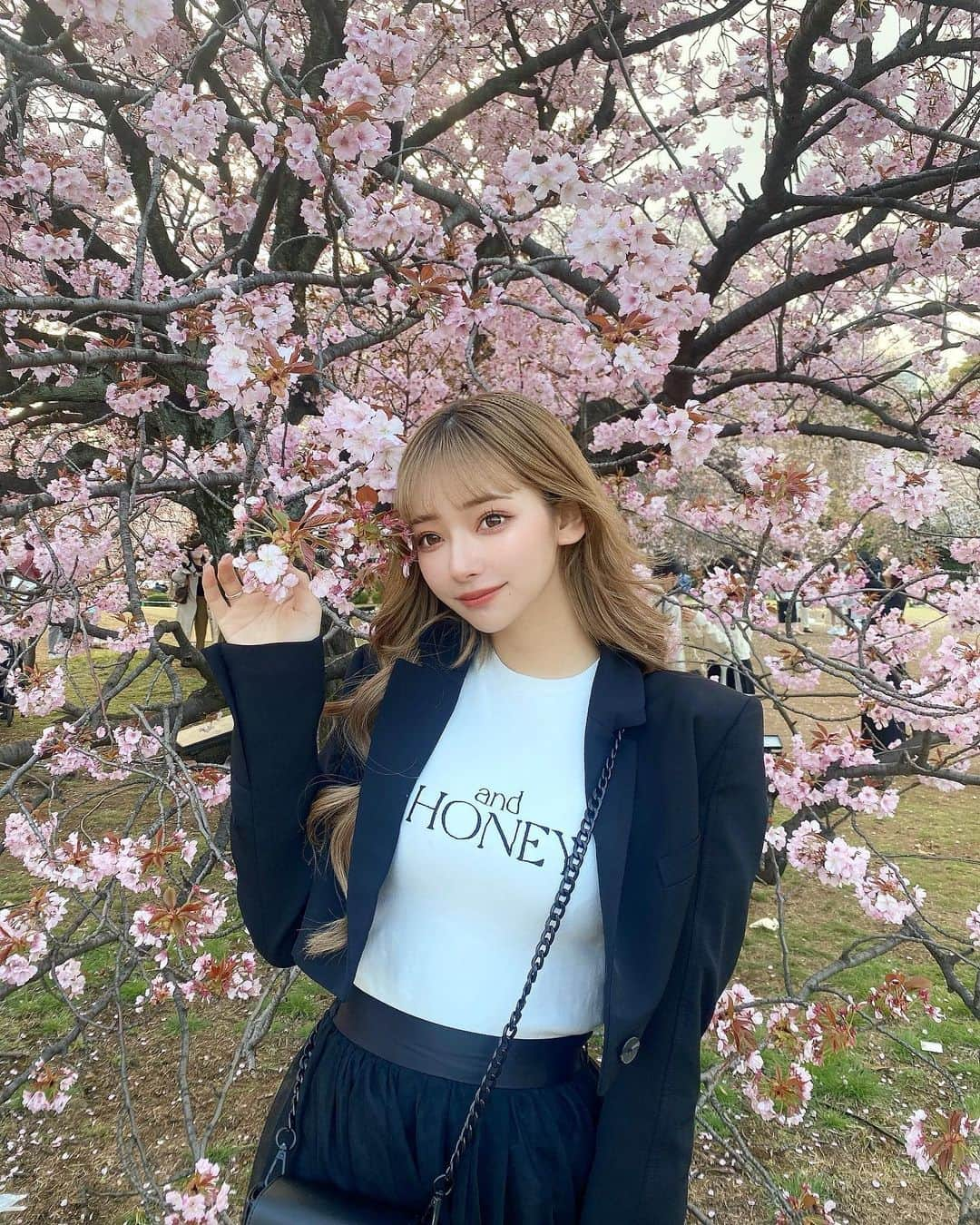 PyunA.(ぴょな)さんのインスタグラム写真 - (PyunA.(ぴょな)Instagram)「お昼の桜🌸綺麗すぎた🥺🫶🏻 隣の可愛いウォンナと見れたから更に幸せ🫶🏻」4月1日 21時58分 - _000919_