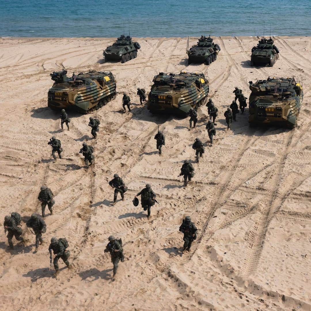 アメリカ海兵隊のインスタグラム：「The Marines Have Landed  📍Republic of South Korea (March 29, 2023)  U.S. #Marines with the @13thmeu and Republic of Korea (ROK) Marines conduct a simulated amphibious assault during Ssang Young 23 at Hwajin-Ri Beach.   Celebrating the 70th anniversary of the U.S.-ROK Alliance, #SsangYoung 2023 strengthens the Alliance through bilateral, joint training, contributing toward the ROK’s combined defense of the Korean Peninsula.  📷 (U.S. Marine Corps photo by Sgt. Nicolas Atehortua and Cpl. Austin Gillam)  #CombinedForce #AlliesAndPartners」