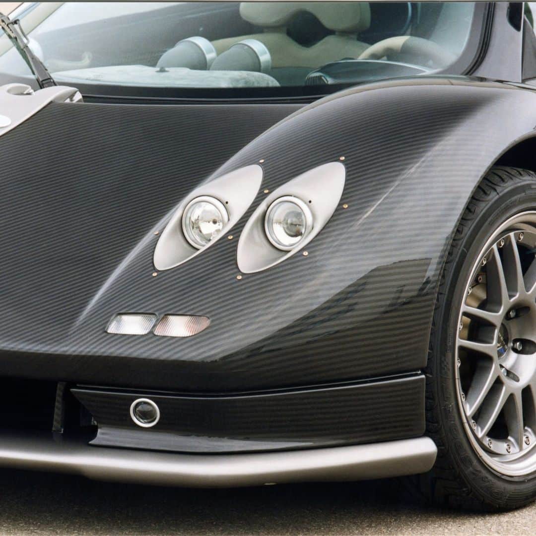 パガーニ・アウトモビリさんのインスタグラム写真 - (パガーニ・アウトモビリInstagram)「Looking toward the future, respecting the past. #ZondaS  A very special car, the first #Zonda made with exposed carbon bodywork.  For many years it was Horacio Pagani's personal car, collecting around 70,000 kilometers.  #Pagani #Pagani25Anniversary」4月1日 22時01分 - paganiautomobili