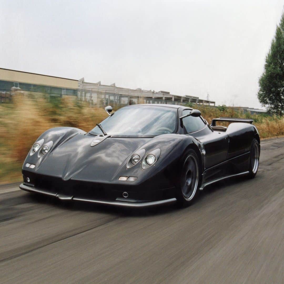 パガーニ・アウトモビリのインスタグラム：「Looking toward the future, respecting the past. #ZondaS  A very special car, the first #Zonda made with exposed carbon bodywork.  For many years it was Horacio Pagani's personal car, collecting around 70,000 kilometers.  #Pagani #Pagani25Anniversary」