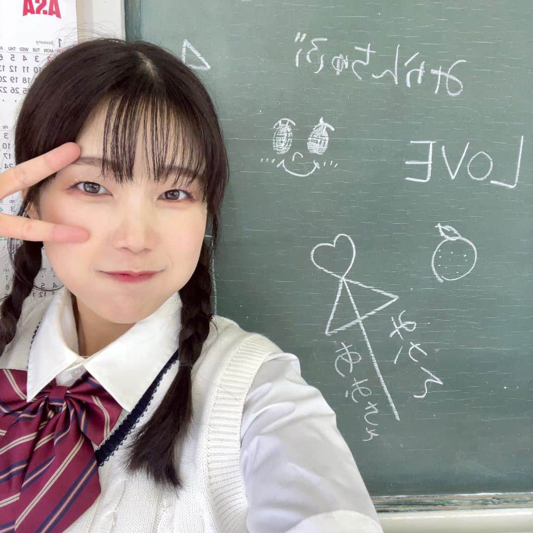 田中みかんさんのインスタグラム写真 - (田中みかんInstagram)「あおちぇと制服を着て踊る、 などをした❣️❣️❣️ あおちぇが田中みかんちゃんねるの お手伝い係になってから丁度1年が経ちました。 ほんと毎日一緒にいる感覚！ お互い褒め合って高め合って行ける幼馴染で最高ゥです👍  やけぇ、うちらプリキュアの1年記念に 踊ってみたを投稿しました❣️ あおちぇ頑張って練習して偉い🥹 なかなか可愛い動画撮れたのでは？と思うからぜひみてねん💓‪  撮影場所：萩セミナーハウス   #踊ってみた  #制服  #白衣  #ビビっとラブ」4月1日 22時02分 - mikan__tanaka