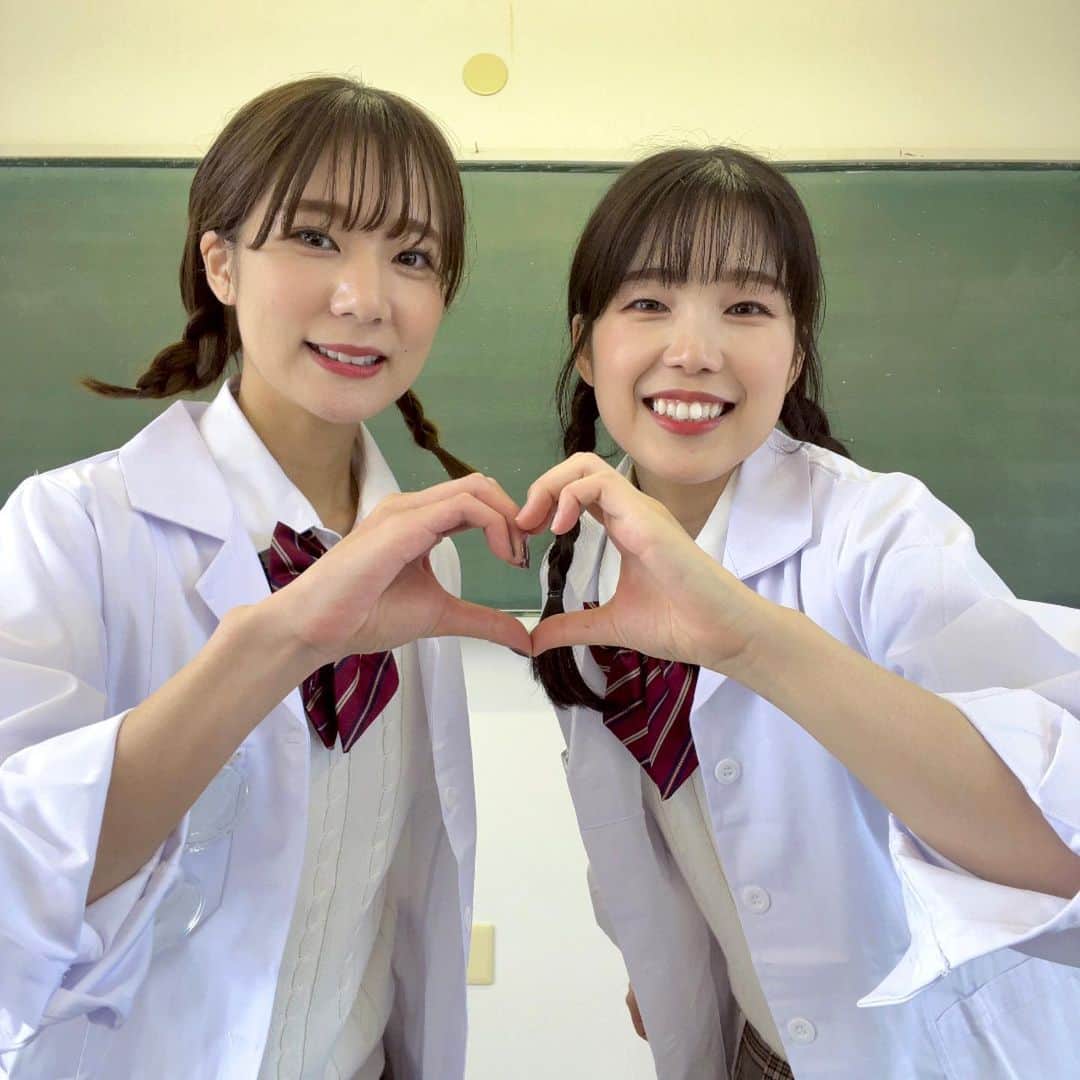 田中みかんさんのインスタグラム写真 - (田中みかんInstagram)「あおちぇと制服を着て踊る、 などをした❣️❣️❣️ あおちぇが田中みかんちゃんねるの お手伝い係になってから丁度1年が経ちました。 ほんと毎日一緒にいる感覚！ お互い褒め合って高め合って行ける幼馴染で最高ゥです👍  やけぇ、うちらプリキュアの1年記念に 踊ってみたを投稿しました❣️ あおちぇ頑張って練習して偉い🥹 なかなか可愛い動画撮れたのでは？と思うからぜひみてねん💓‪  撮影場所：萩セミナーハウス   #踊ってみた  #制服  #白衣  #ビビっとラブ」4月1日 22時02分 - mikan__tanaka