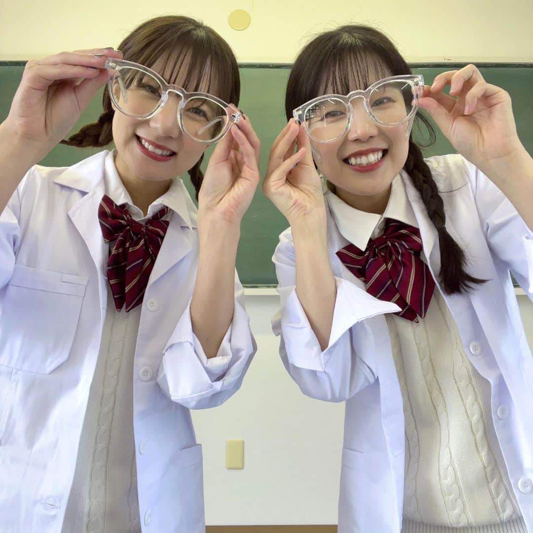 田中みかんさんのインスタグラム写真 - (田中みかんInstagram)「あおちぇと制服を着て踊る、 などをした❣️❣️❣️ あおちぇが田中みかんちゃんねるの お手伝い係になってから丁度1年が経ちました。 ほんと毎日一緒にいる感覚！ お互い褒め合って高め合って行ける幼馴染で最高ゥです👍  やけぇ、うちらプリキュアの1年記念に 踊ってみたを投稿しました❣️ あおちぇ頑張って練習して偉い🥹 なかなか可愛い動画撮れたのでは？と思うからぜひみてねん💓‪  撮影場所：萩セミナーハウス   #踊ってみた  #制服  #白衣  #ビビっとラブ」4月1日 22時02分 - mikan__tanaka