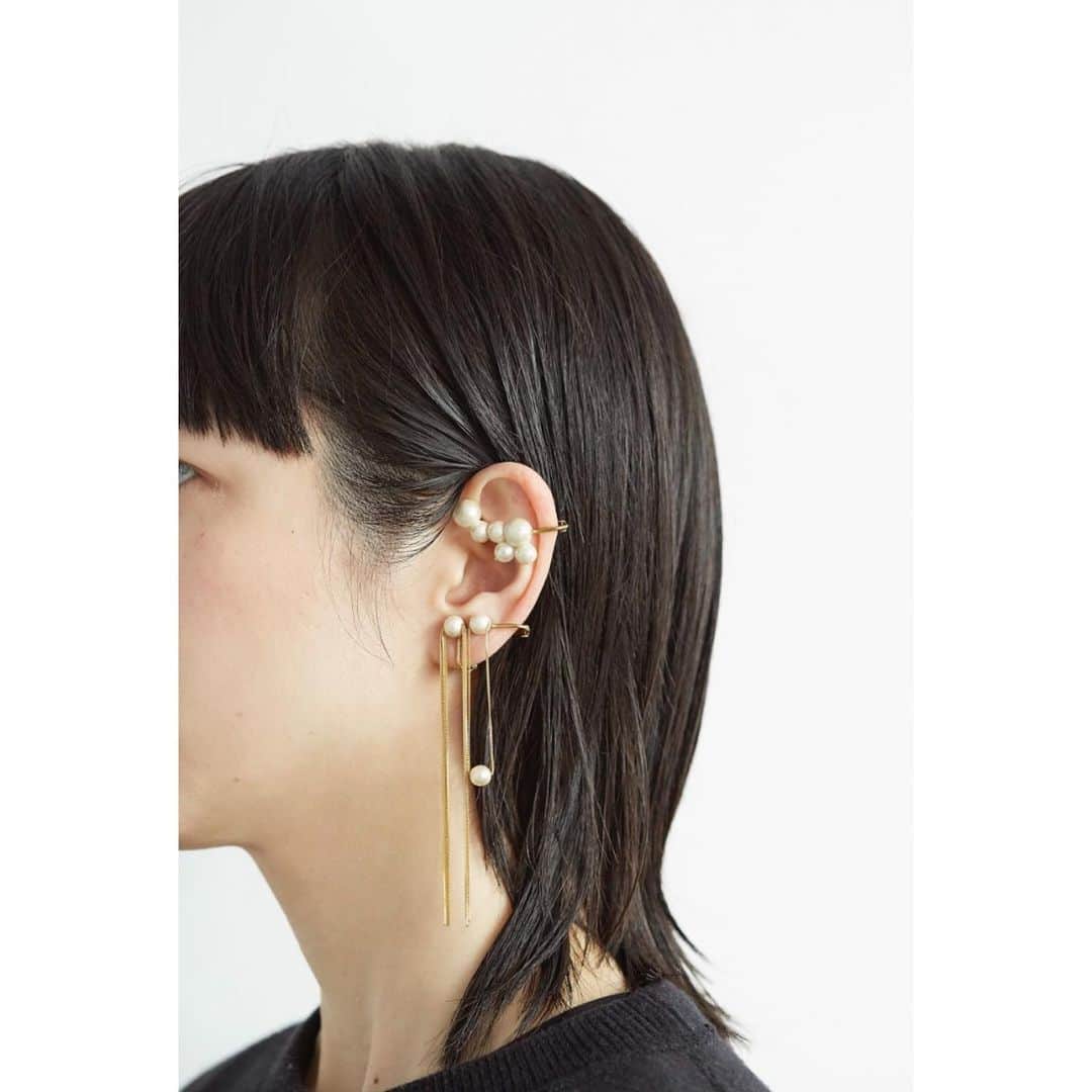 青木友里さんのインスタグラム写真 - (青木友里Instagram)「○ 2012 - 2023 ○ aokiyuri earring collection ・ 2012年より"細胞分裂"をコンセプトに作り始めたイヤリングのデザイン達。 改めて今年は一つ一つちょこっと解説と共に載せていこうと思います○ ・ 耳の構造にパールの球体が心地よく当てはまるように 耳の形や 耳の大きさ そしてどの耳の位置で着けても デザインが成り立つように考えて一つ一つ作っています。 着け心地が良い場所を見つける楽しみと 着ける位置で見え方が変わる楽しさが体感できるデザインです。 ・ " 細胞分裂 "というコンセプトが好きだと嬉しい言葉をくれた方々は皆さんこちらを選んでくれたような、、、、 ・ 【¥4000+ tax】 : イヤリングのみ : 真鍮金具 / コットンパール / 樹脂パール ・ photographer / @____sakki.____ supervision / @com_by_kumanagement」4月1日 22時15分 - aokiyuri