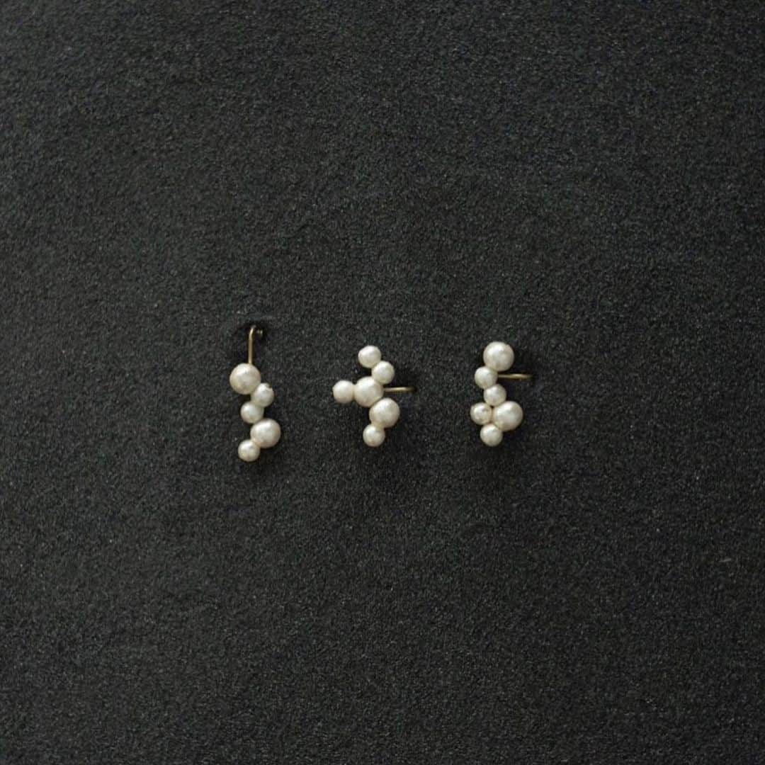 青木友里さんのインスタグラム写真 - (青木友里Instagram)「○ 2012 - 2023 ○ aokiyuri earring collection ・ 2012年より"細胞分裂"をコンセプトに作り始めたイヤリングのデザイン達。 改めて今年は一つ一つちょこっと解説と共に載せていこうと思います○ ・ 耳の構造にパールの球体が心地よく当てはまるように 耳の形や 耳の大きさ そしてどの耳の位置で着けても デザインが成り立つように考えて一つ一つ作っています。 着け心地が良い場所を見つける楽しみと 着ける位置で見え方が変わる楽しさが体感できるデザインです。 ・ " 細胞分裂 "というコンセプトが好きだと嬉しい言葉をくれた方々は皆さんこちらを選んでくれたような、、、、 ・ 【¥4000+ tax】 : イヤリングのみ : 真鍮金具 / コットンパール / 樹脂パール ・ photographer / @____sakki.____ supervision / @com_by_kumanagement」4月1日 22時15分 - aokiyuri