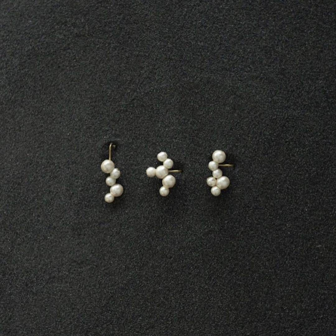 青木友里のインスタグラム：「○ 2012 - 2023 ○ aokiyuri earring collection ・ 2012年より"細胞分裂"をコンセプトに作り始めたイヤリングのデザイン達。 改めて今年は一つ一つちょこっと解説と共に載せていこうと思います○ ・ 耳の構造にパールの球体が心地よく当てはまるように 耳の形や 耳の大きさ そしてどの耳の位置で着けても デザインが成り立つように考えて一つ一つ作っています。 着け心地が良い場所を見つける楽しみと 着ける位置で見え方が変わる楽しさが体感できるデザインです。 ・ " 細胞分裂 "というコンセプトが好きだと嬉しい言葉をくれた方々は皆さんこちらを選んでくれたような、、、、 ・ 【¥4000+ tax】 : イヤリングのみ : 真鍮金具 / コットンパール / 樹脂パール ・ photographer / @____sakki.____ supervision / @com_by_kumanagement」