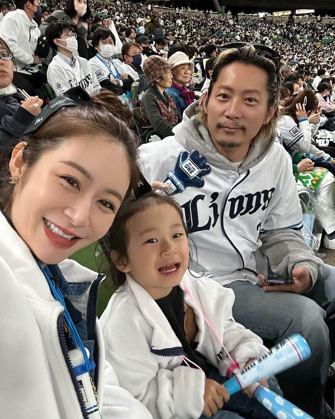 のインスタグラム：「ユウジくん応援しに📣 #西武ライオンズ  2023開幕戦 #西武球場  小さい頃は 森監督黄金時代の西武大好き野球少年 秋山清原デストラーデ⚾️ わかる人にはわかる  西武ドームで初観戦」