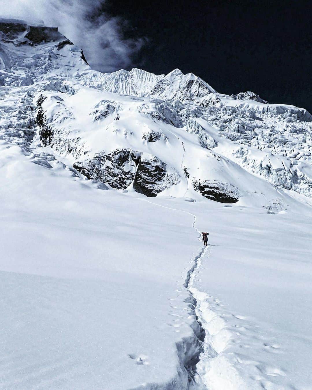 石川直樹さんのインスタグラム写真 - (石川直樹Instagram)「Camp1 →Camp2, #Annapurna. アンナプルナのC1（5050m）からC2（5500m）へ向かう道のりです。斜面の上のほうに人の列。本当だったら昨日あたり小さな窓が開く予報でしたが、ズレました…。晴天を待つしかない。 . #Himalayas」4月1日 22時08分 - straightree8848