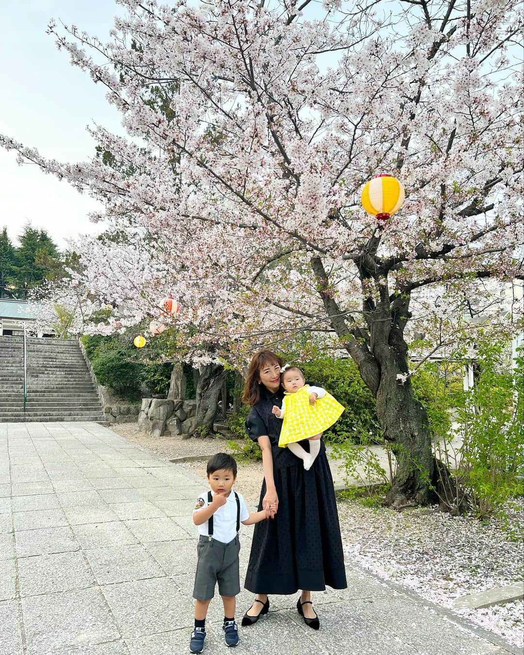 Mai Wakimizuさんのインスタグラム写真 - (Mai WakimizuInstagram)「私達家族にとってイベント続きの3月4月。それもあって今年の桜はなんだかいつもよりスペシャルに感じる♡4月1日が桜満開だなんていつぶりだろう♡あと残すイベントは主人のお誕生日(息子がパパのお誕生日は桜、と覚えたのでスルー出来ない。笑)とpopup!!一つ一つ大事にこなして行こう。 ちょうど桜吹雪のタイミングが見れました＼(^o^)／ #家族写真#2歳8ヶ月#生後8ヶ月#兄妹#男の子ママ#女の子ママ#mamalife」4月1日 22時09分 - wakkin__m