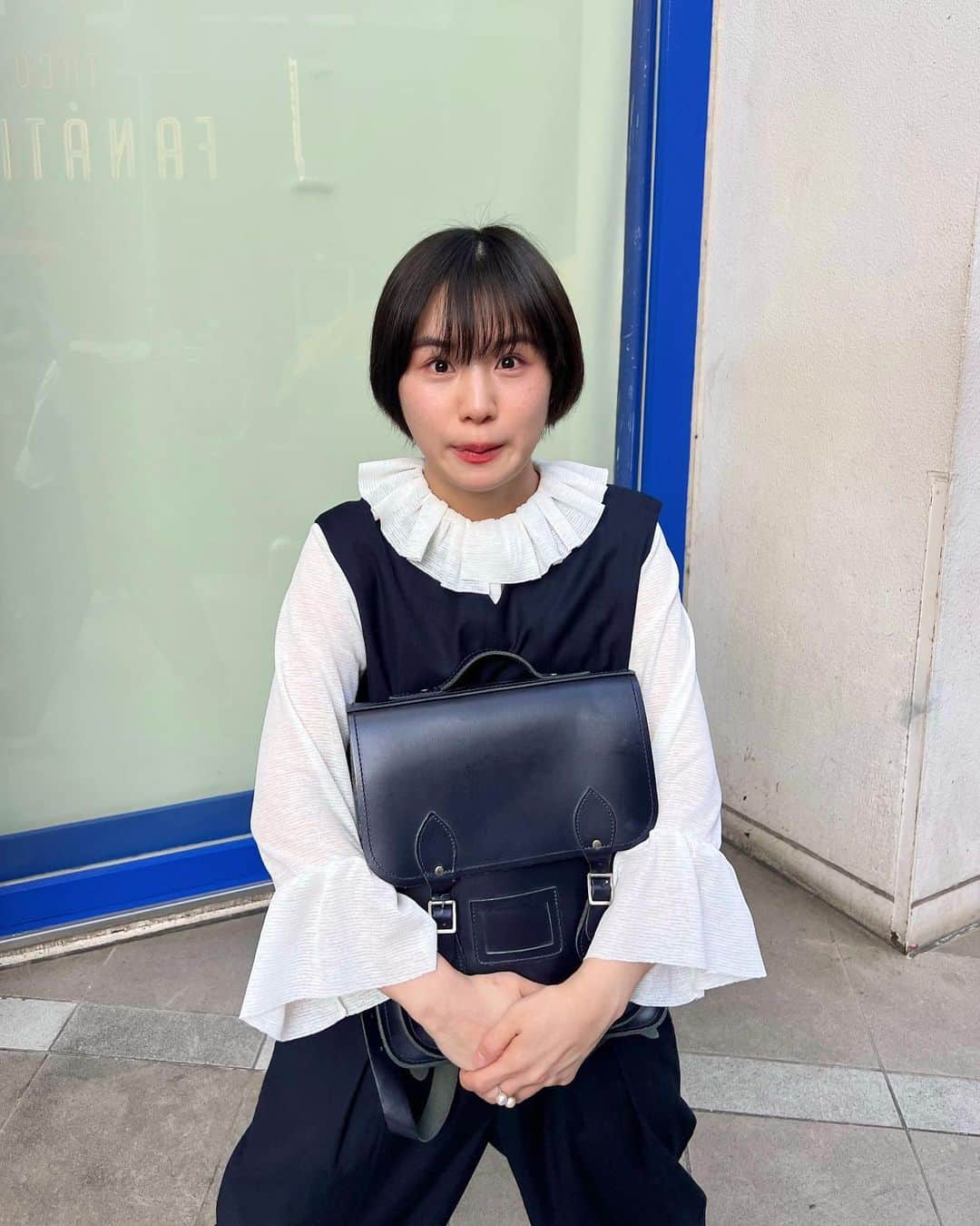 光永のインスタグラム：「新年度の始まり！！ 久しぶりに髪巻かずストレート🌿 なんかの発表会みたいなコーディネートになりました😂🌸 さて！今年も光永をよろしくお願い致します。勝ちます❤️‍🔥 ㅤㅤㅤㅤㅤㅤㅤㅤㅤㅤㅤㅤ シャツ：#libracue オールインワン：#omatunelma  バッグ：#zatchels スニーカー：#adidas ジャケット：#CLANE ㅤㅤㅤㅤㅤㅤㅤㅤㅤㅤㅤㅤ #ootd #outfit #春コーデ #メンズライクコーデ #フリルシャツ #ショートヘア #ショートヘアアレンジ #マッシュショート #骨格ナチュラルコーデ」