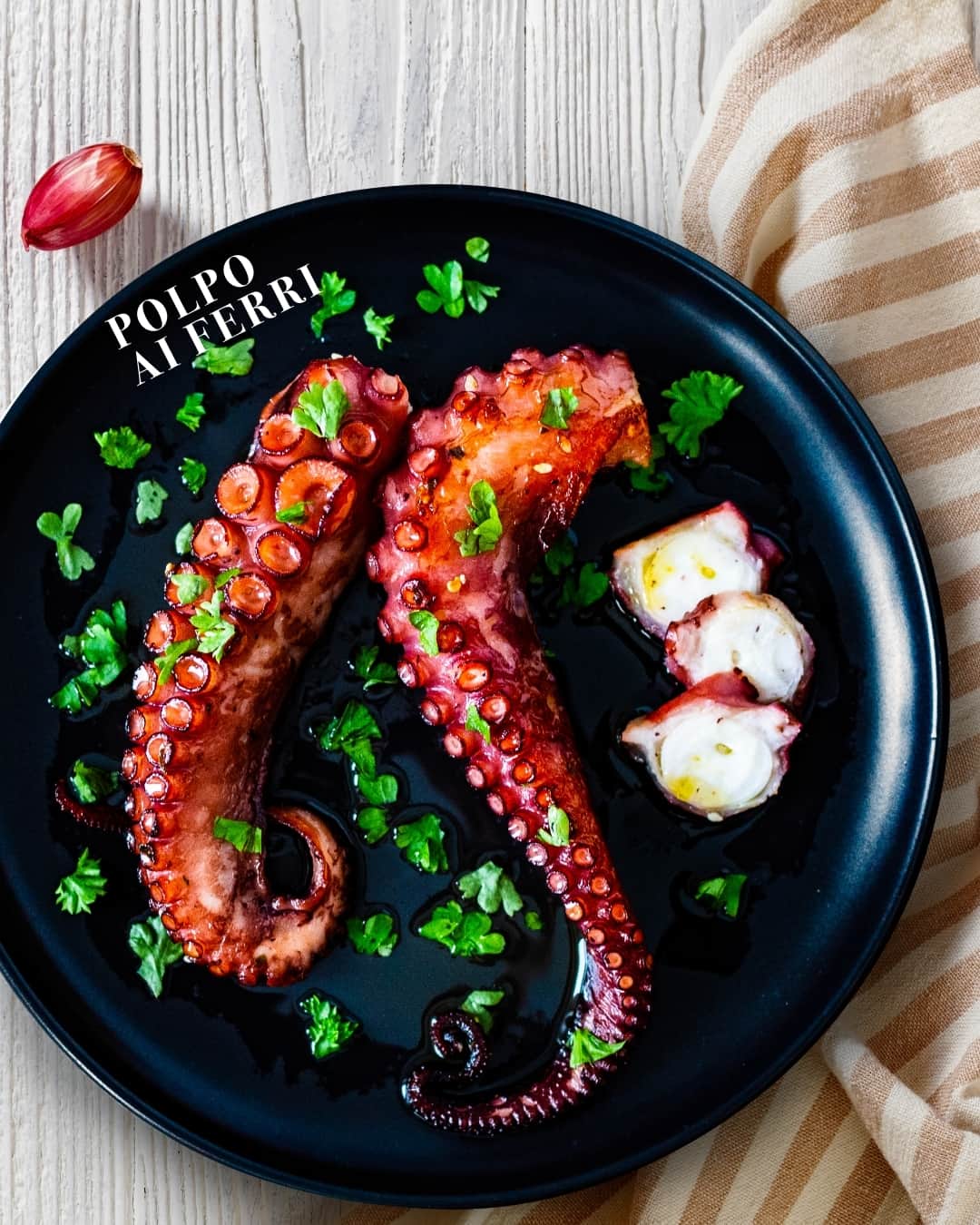 Mionetto Proseccoのインスタグラム：「🐟 🐙 Come festeggiare l’arrivo di aprile? Con un piatto facile e veloce, da condividere con gli amici e assaporare con un calice fresco di Prosecco Doc Treviso: solo pochissimi ingredienti e qualche trucco per una ricetta indimenticabile! La trovi nel link in bio  🐟 🐙 How to celebrate the arrival of April? With a quick and easy dish, to share with friends and enjoy with a chilled glass of Prosecco Doc Treviso: just a few ingredients and a few tricks for an unforgettable recipe! Find it in the link in bio  #mionetto #prosecco  #mionettoeshop  #mionettoprosecco  #mionettoinsieme #orangesoul  #rosewine #rosewinelovers #proseccorosé #proseccolover #proseccotime #proseccosuperiore #proseccohills #collinedelprosecco  Bevi Mionetto responsabilmente⁣⁣⁣⁣ Enjoy Mionetto responsibly」