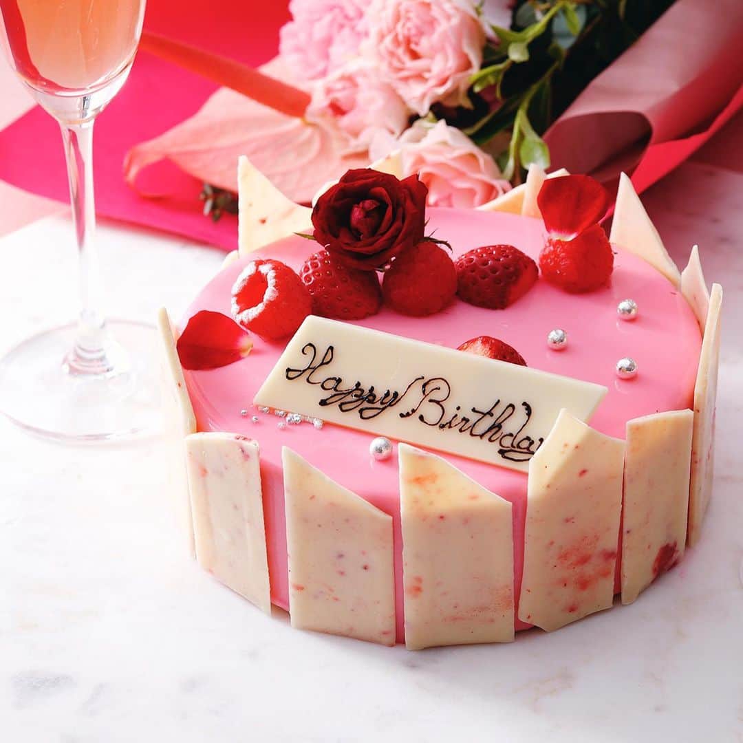 InterContinental Tokyo Bayさんのインスタグラム写真 - (InterContinental Tokyo BayInstagram)「. 🎀Add a touch of refinement to the celebration with our special anniversary cake crafted by our pastry chefs using fresh strawberries, which will be available at N. Y. Lounge Boutique from April 1st.  🎂It will be the perfect choice as a gift for your loved-ones or take to a party and share with your family or friends.  N.Y.ラウンジブティックでは、お誕生日や記念日におすすめのアニバーサリーケーキの販売を4月1日よりスタート。  苺の風味と甘みを味わえるムースをベースに、ライムクリームと苺のジュレの酸味をきかせ、ジョコンドショコラで食感を演出しています。  トップにはベリーと赤いバラ、アラザンでエレガントな装いに仕上げています。  大切な方へのプレゼントに、パーティーの演出にホテルメイドケーキはいかがでしょうか。  #Intercontinentaltokyobay #Intercontinental  #intercontinentallife #インターコンチネンタル東京ベイ  #ホテルインターコンチネンタル東京ベイ　 #nyラウンジブティック　#nyloungeboutique #ストロベリー #アニバーサリー #スぺシャル #strawberry #anniversary #special  #🍓#🎀 #💝 #🎂 #🎁」4月1日 22時11分 - intercontitokyobay